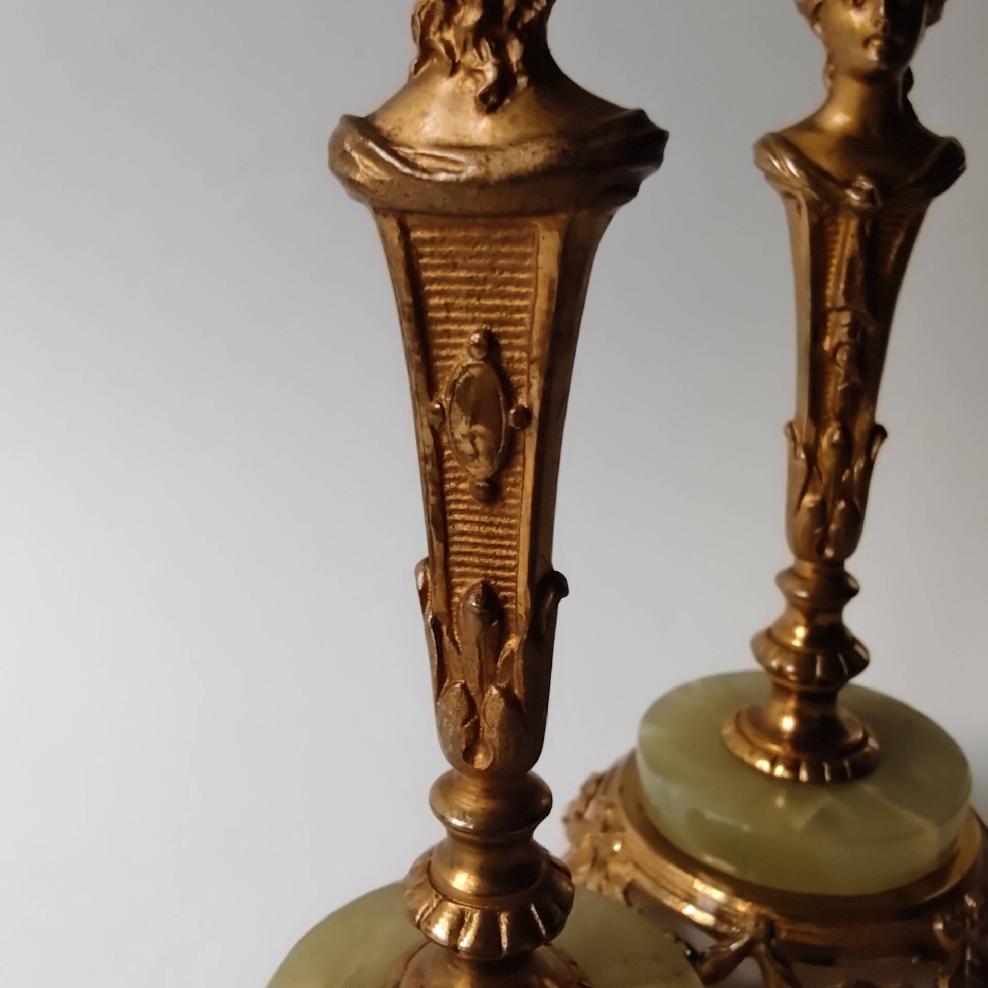 Pair of neoclassical candle holders in gilded bronze and green onyx, bust of