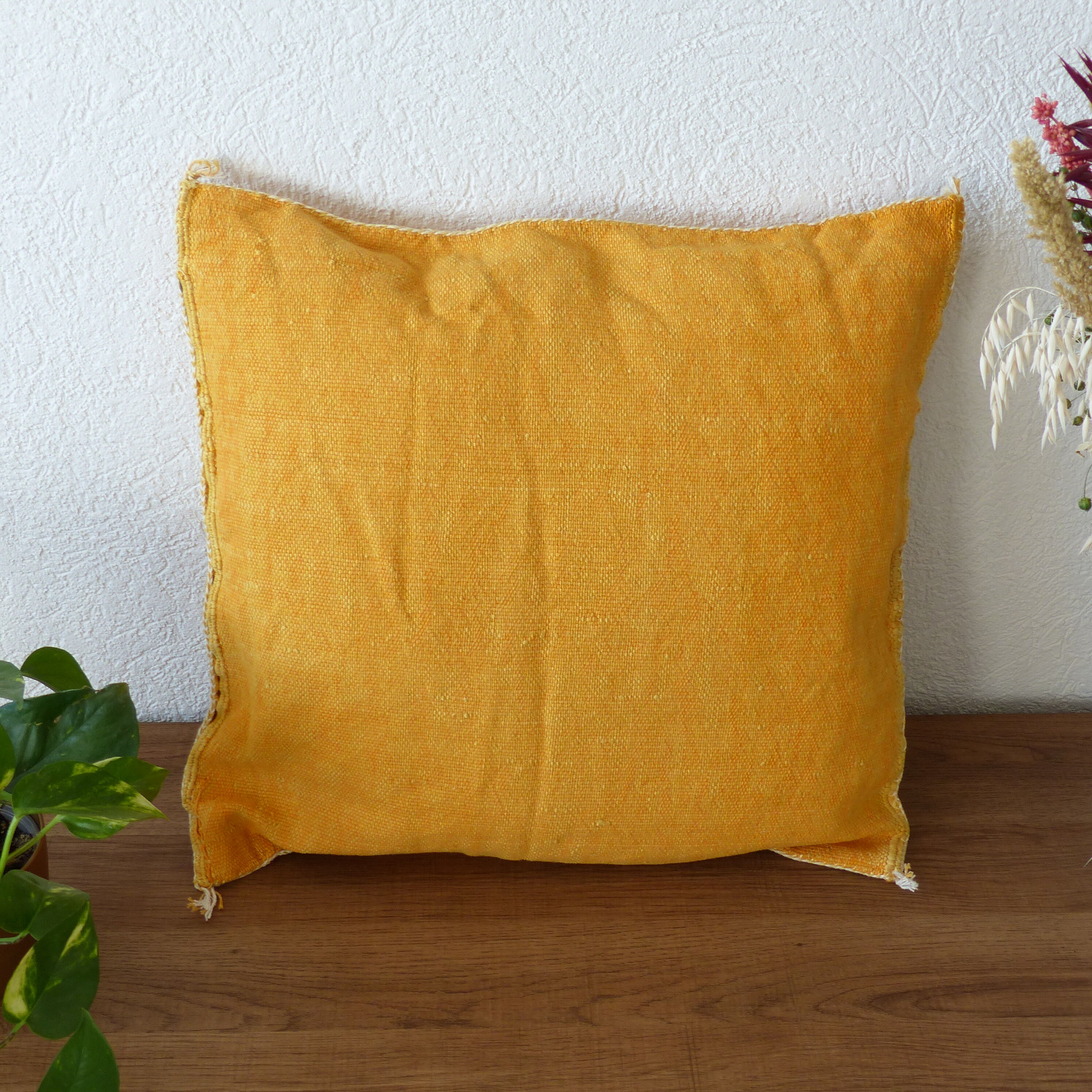 Coussin marocain jaune en soie de cactus