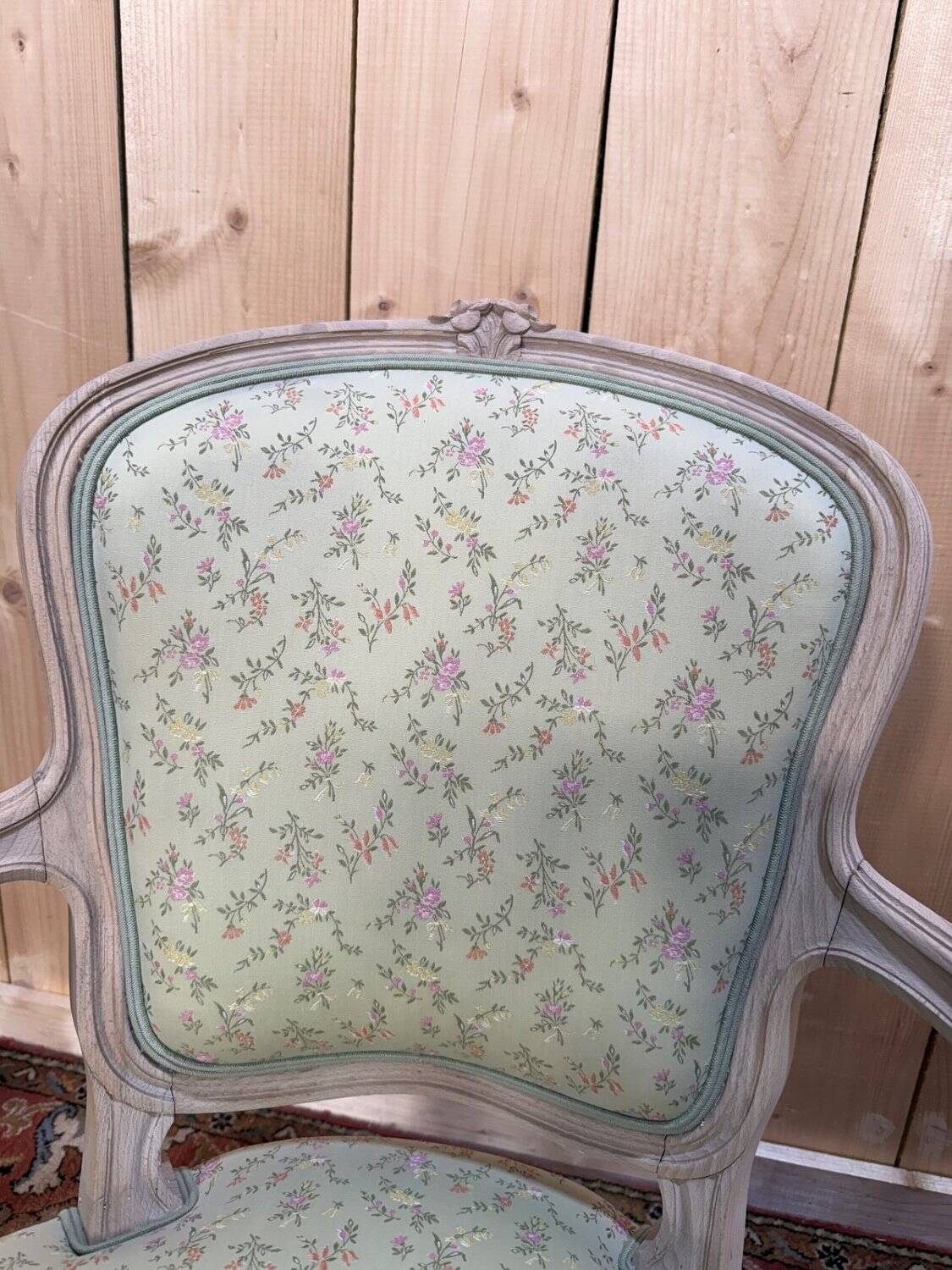 Paire de fauteuils cabriolets – Style Louis XV – Hêtre aérogommé – Tissu fl