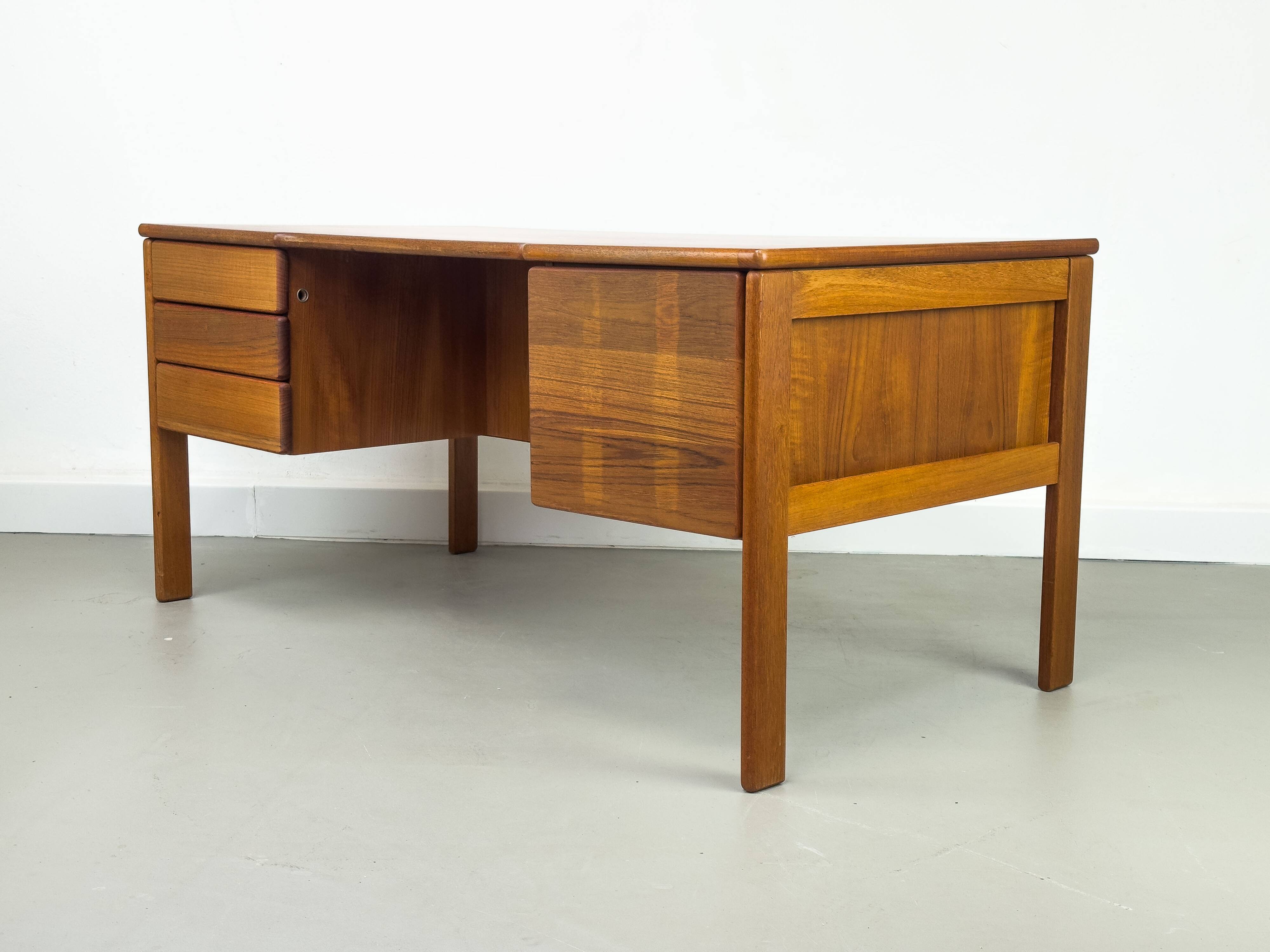 Bureau autoportant en teck avec porte et tiroirs, années 1970