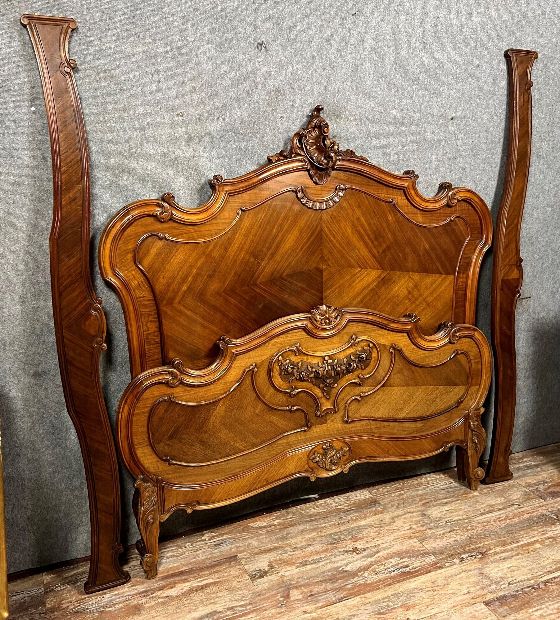 Center bed Louis XV rocaille of curved shape in walnut