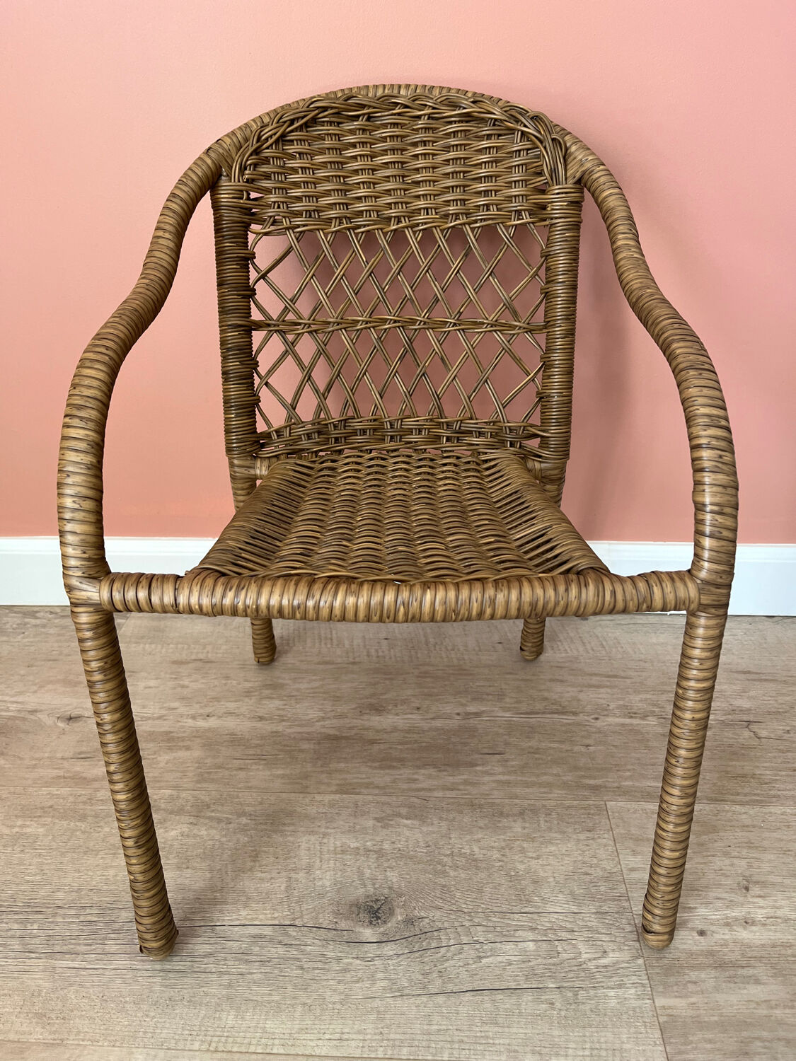 Small children's chair in beige scoubidou.