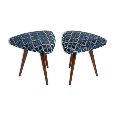 Ensemble de deux tabourets triangle Scarabeo en velours bleu Dedar milieu du siècle, Europe, années 1960