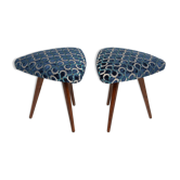 Ensemble de deux tabourets triangle Scarabeo en velours bleu Dedar milieu du siècle, Europe, années 1960