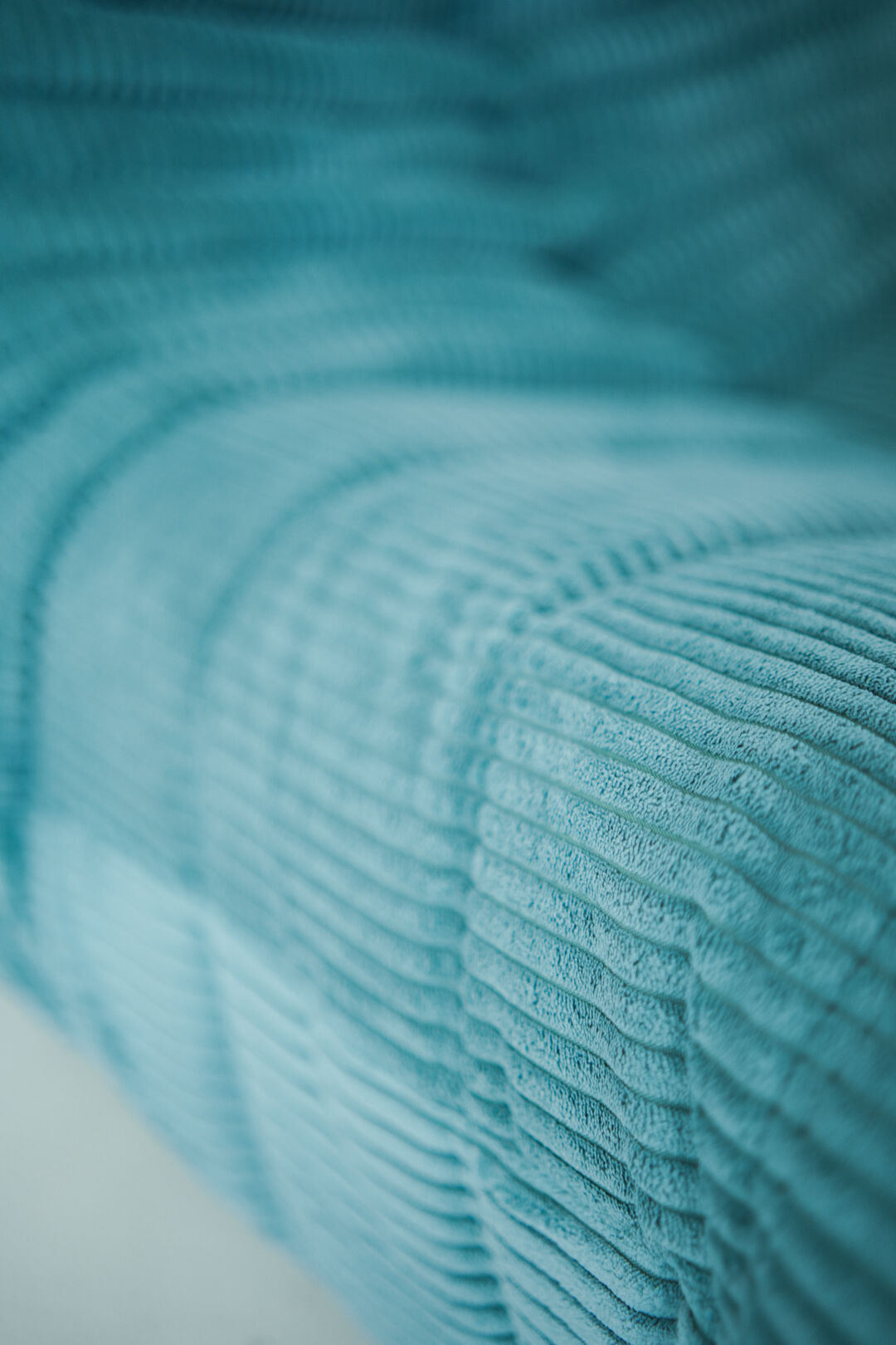 Ensemble de fauteuil et pouf Togo en velours côtelé bleu clair.