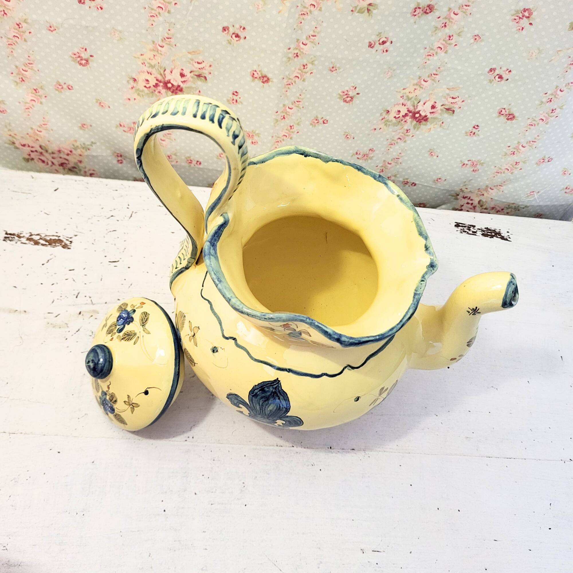 Vintage Martres-Tolosane teapot in yellow earthenware with fleur-de-lis decoration