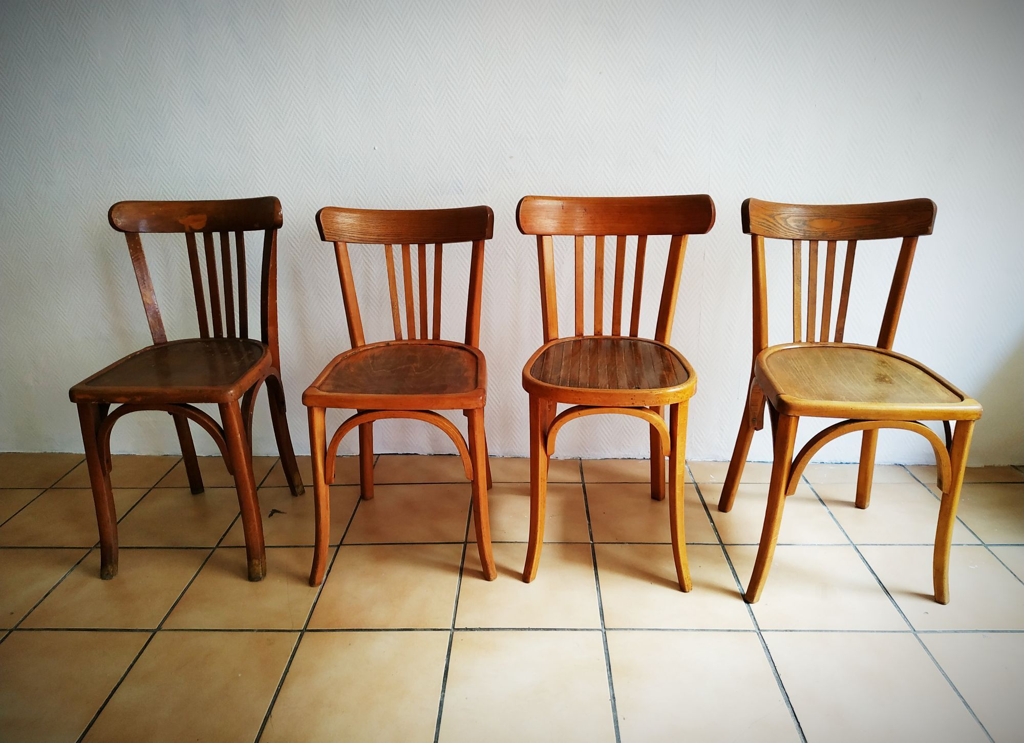 Série de quatre chaises bistrot