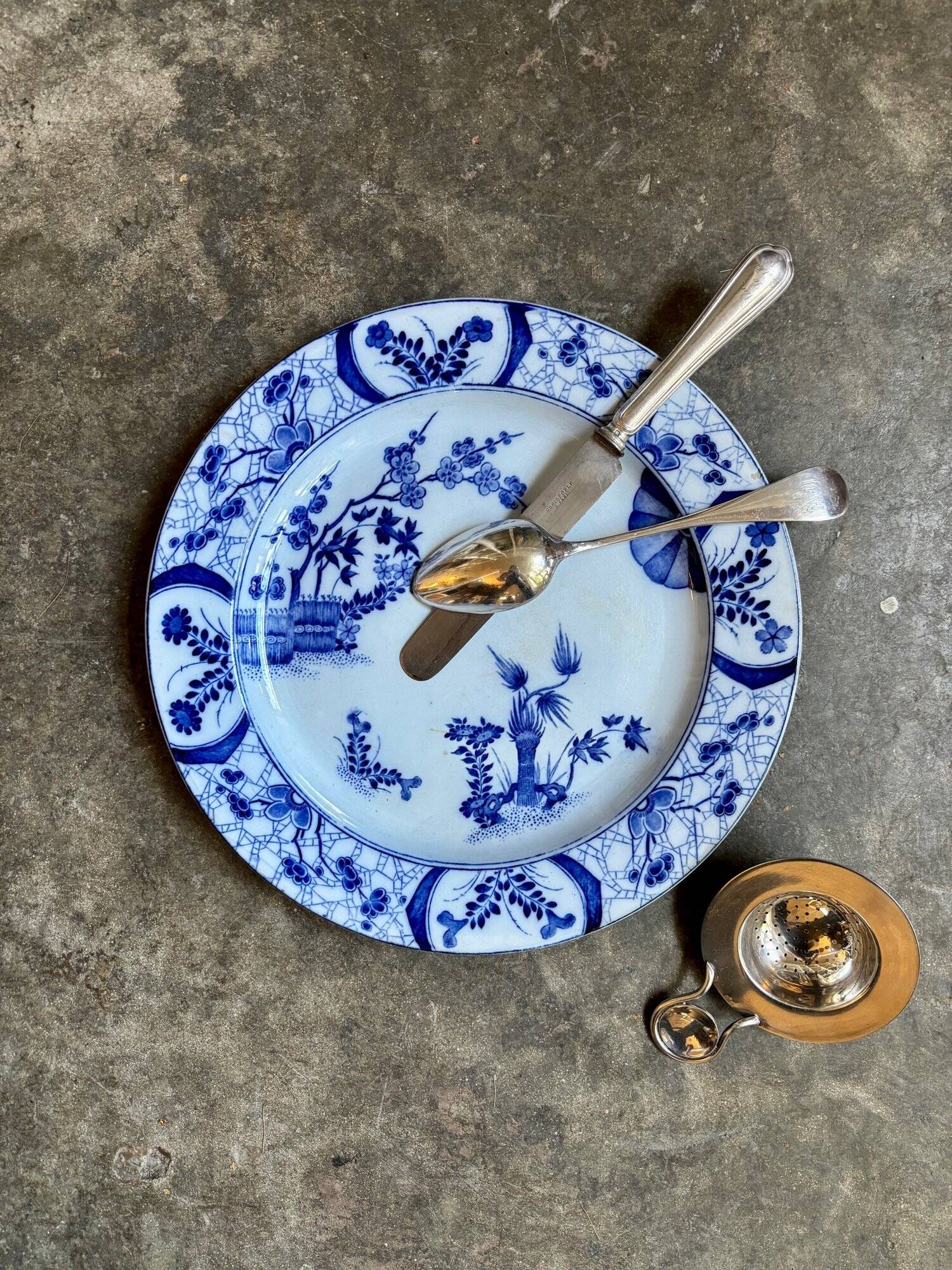Round Creil and Montereau dish in blue earthenware, "Japan" service circa 1895