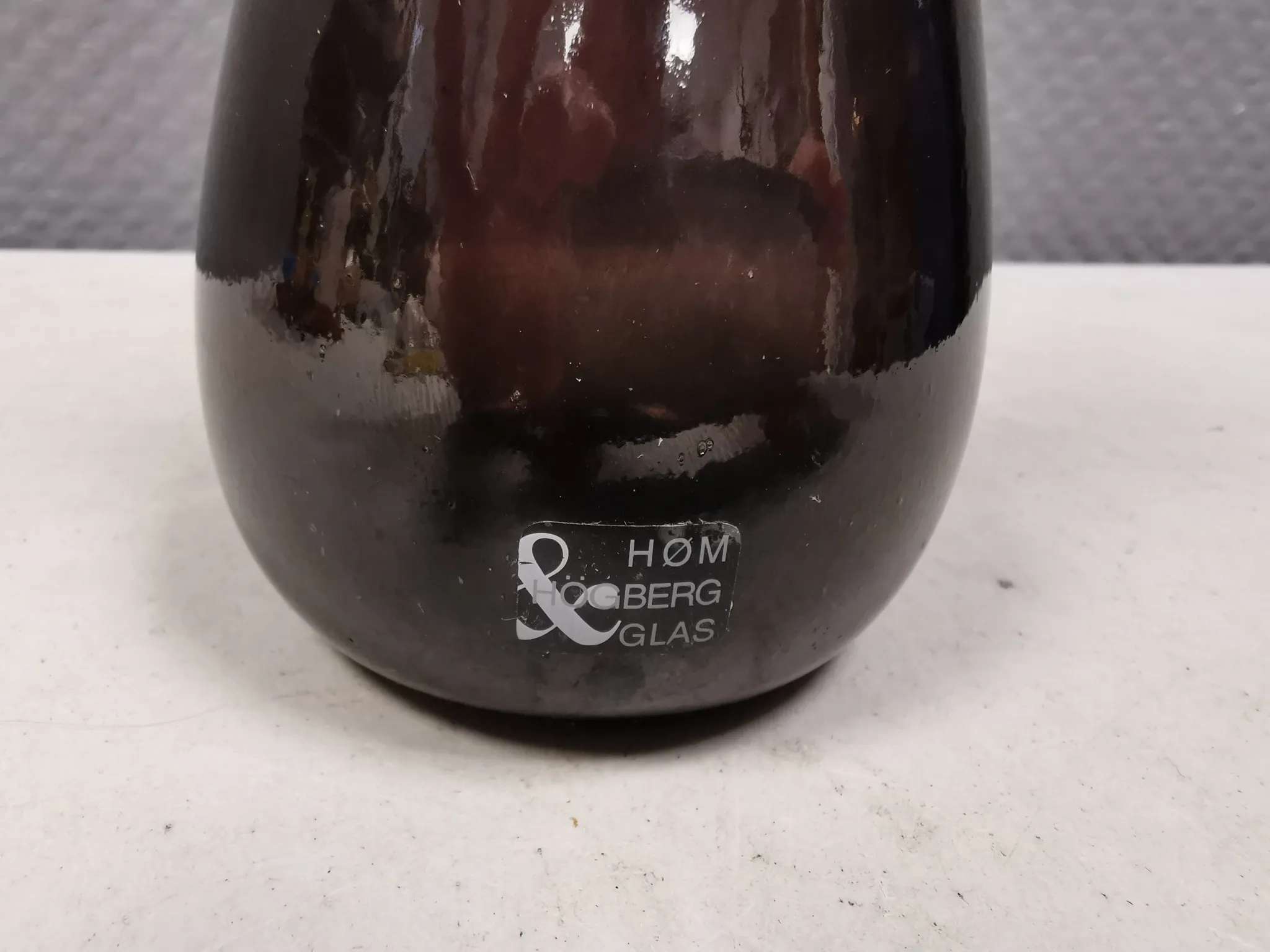 A unique vase in hand-blown glass with a hint of purple in the colour.