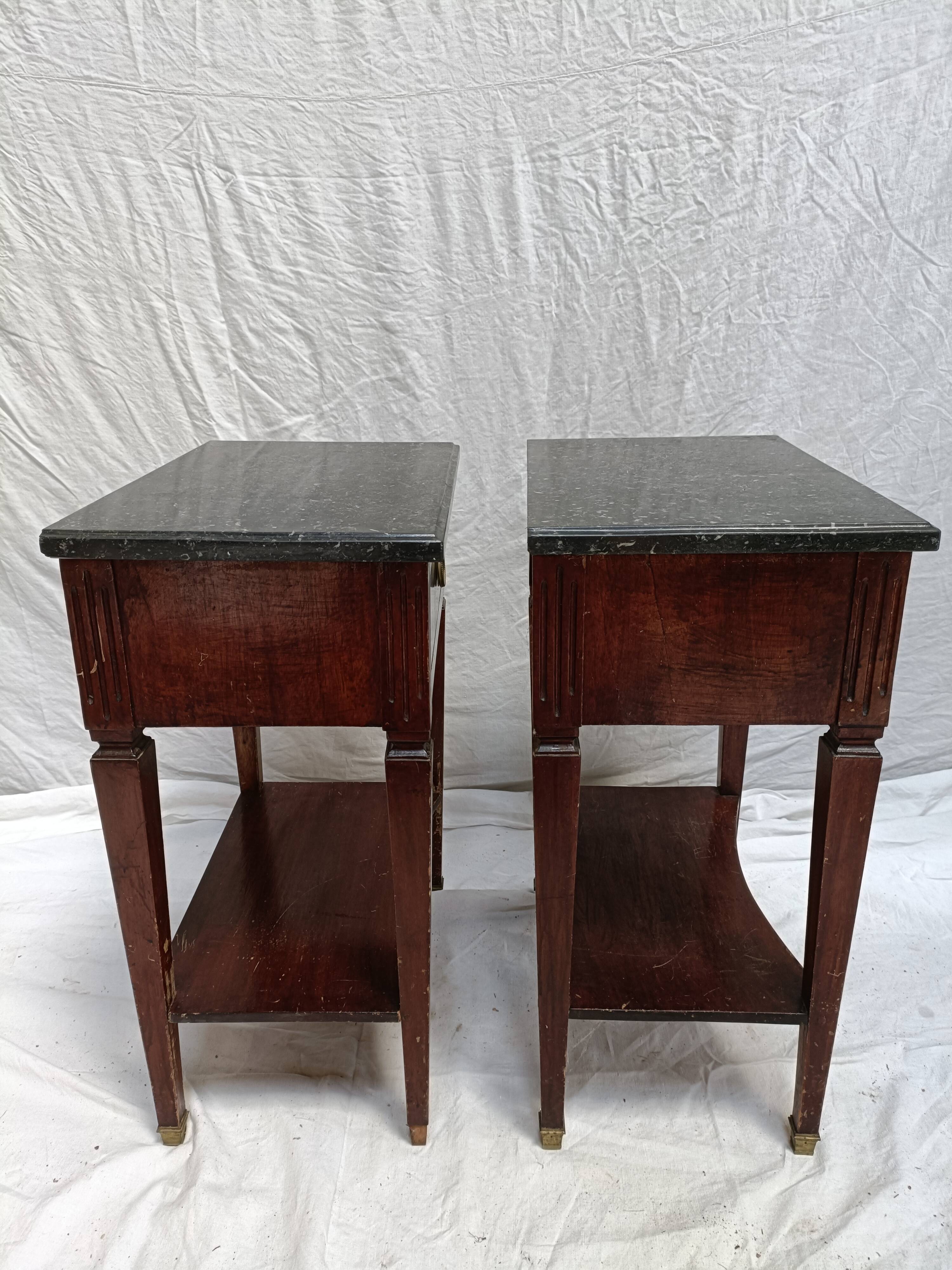Paire de chevets Louis XVI dessus en marbre gris