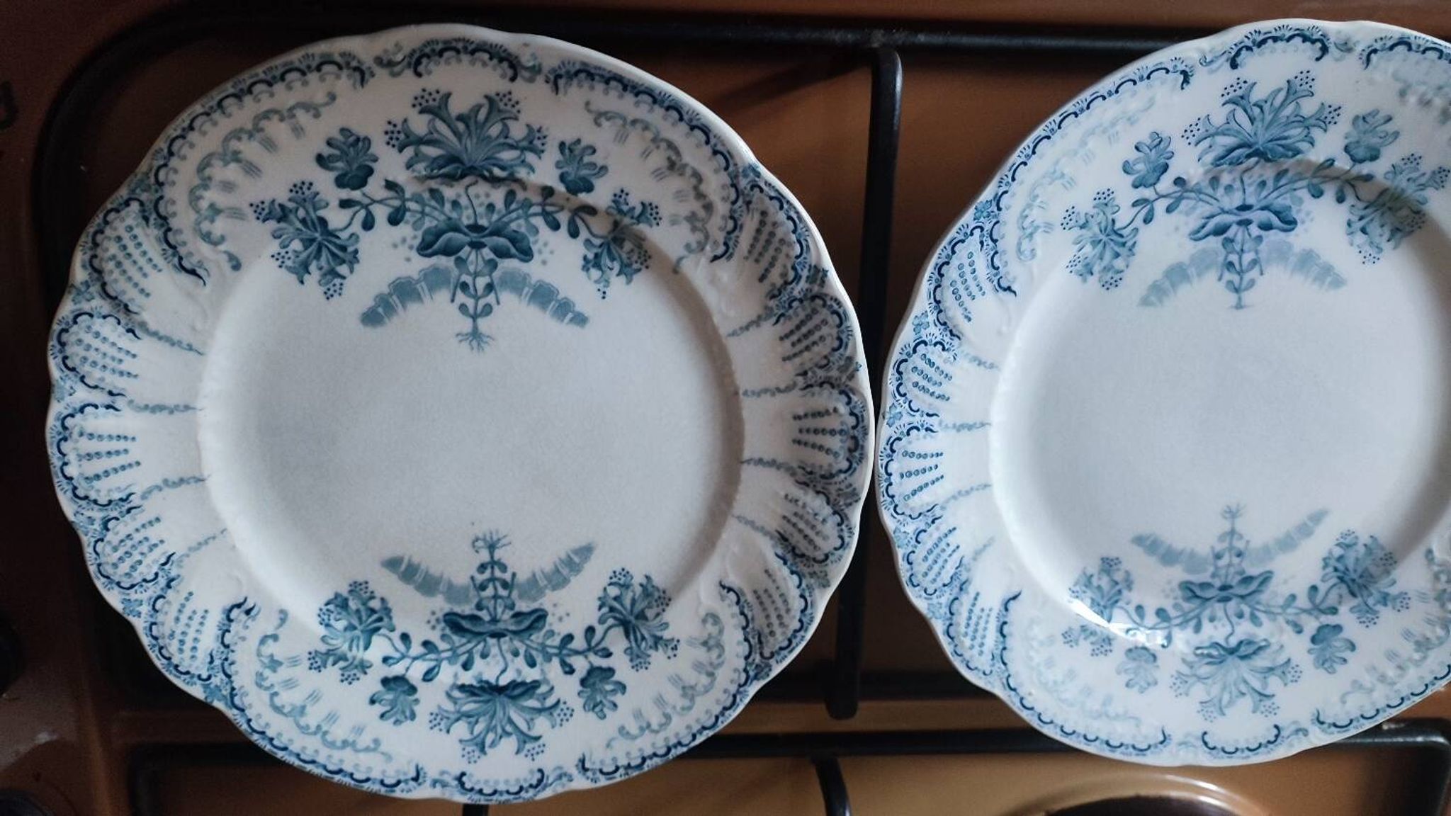 Paire d'assiettes à dessert Régence par saint Amand