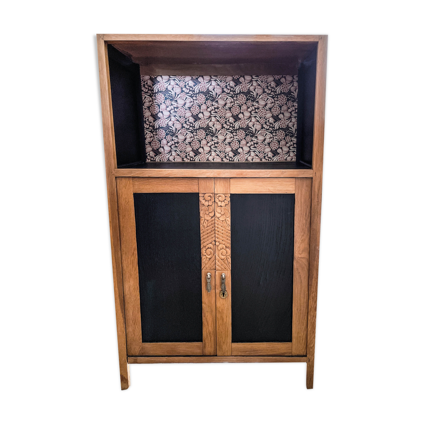 Art Deco style buffet with hydrangea flowers in the background