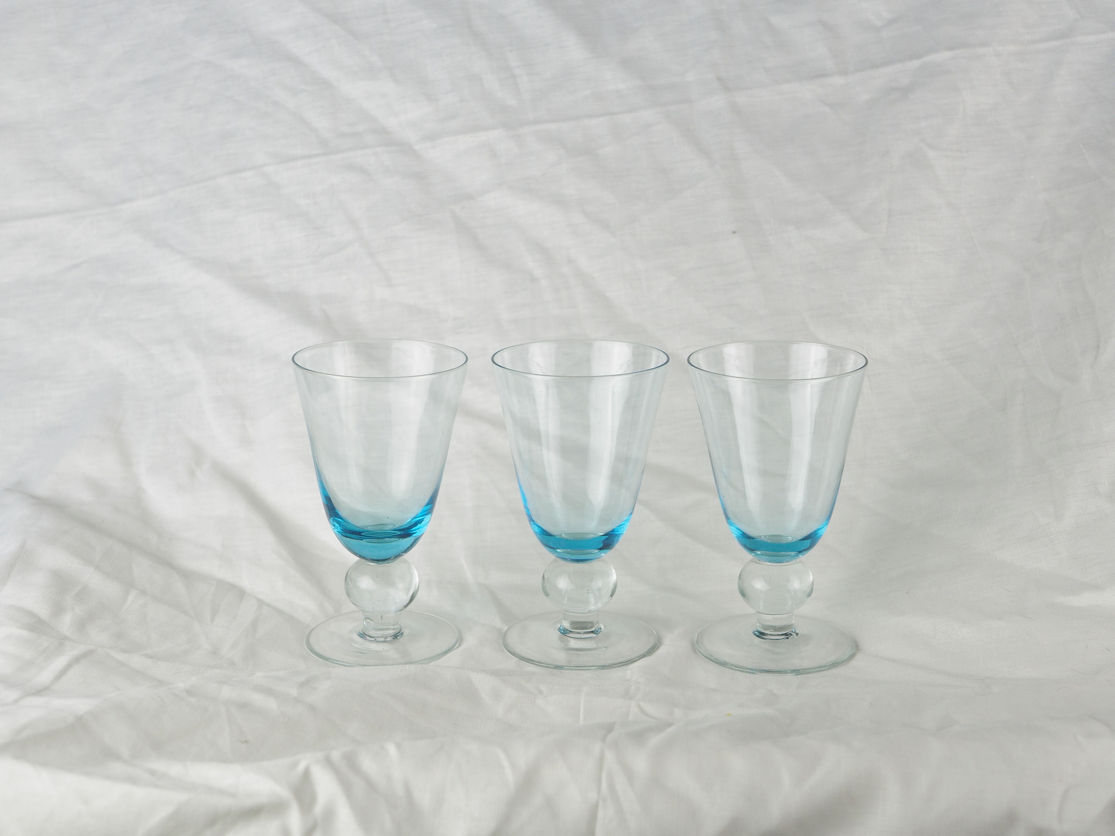 Set of 3 wine glass of the 70s with blue manure