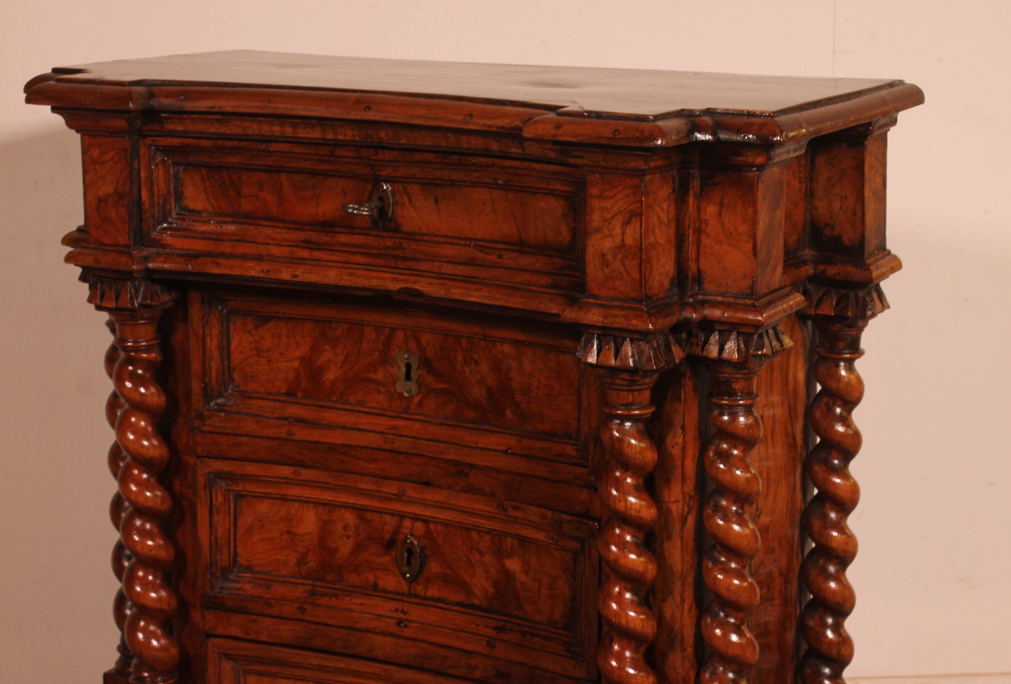 Italian Renaissance oratory in walnut and burl walnut - 17th century