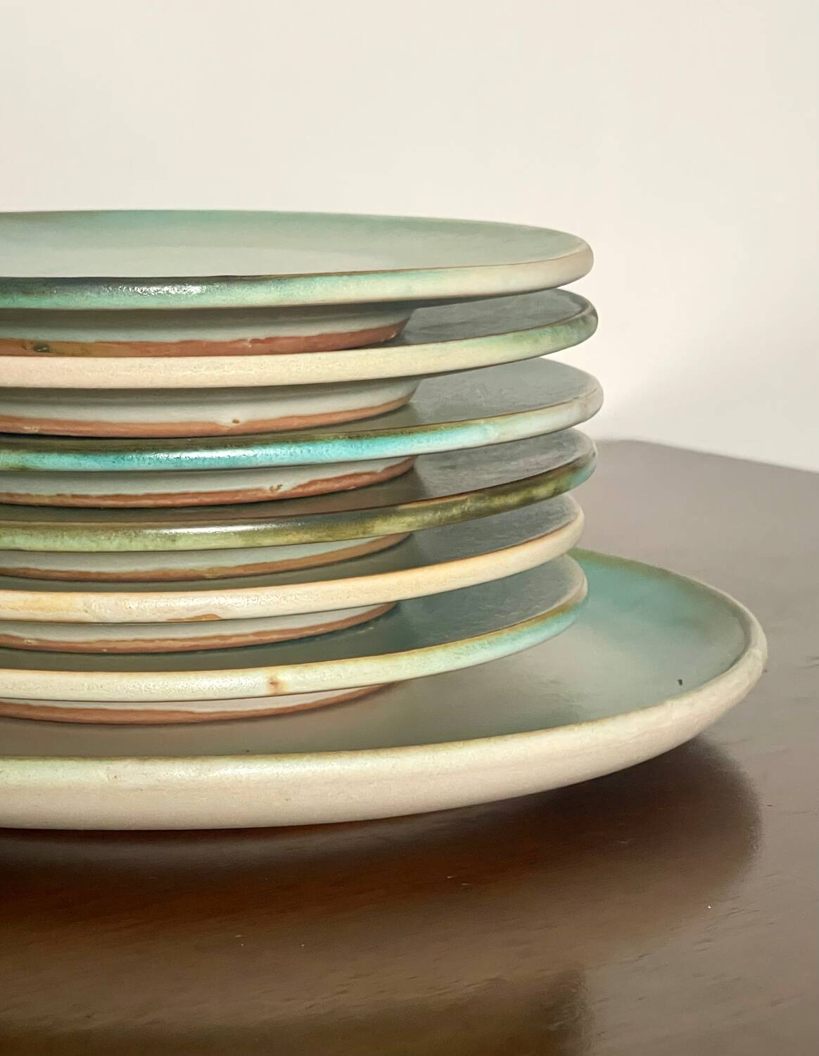 Service d’assiettes en grès émaillé