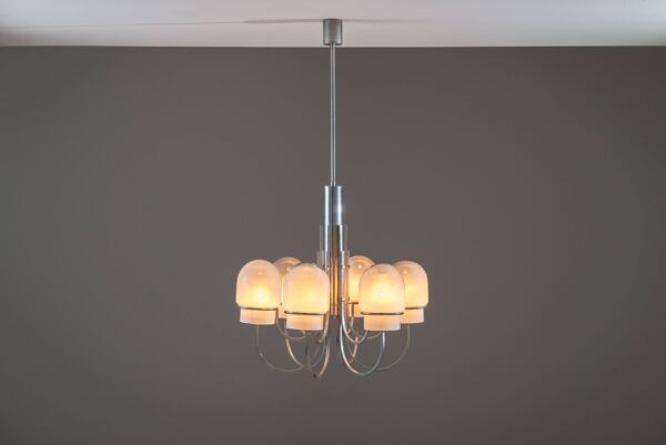 Chandelier Angelo Gaetano Sciolari avec six abat-jours en verre brumeux.