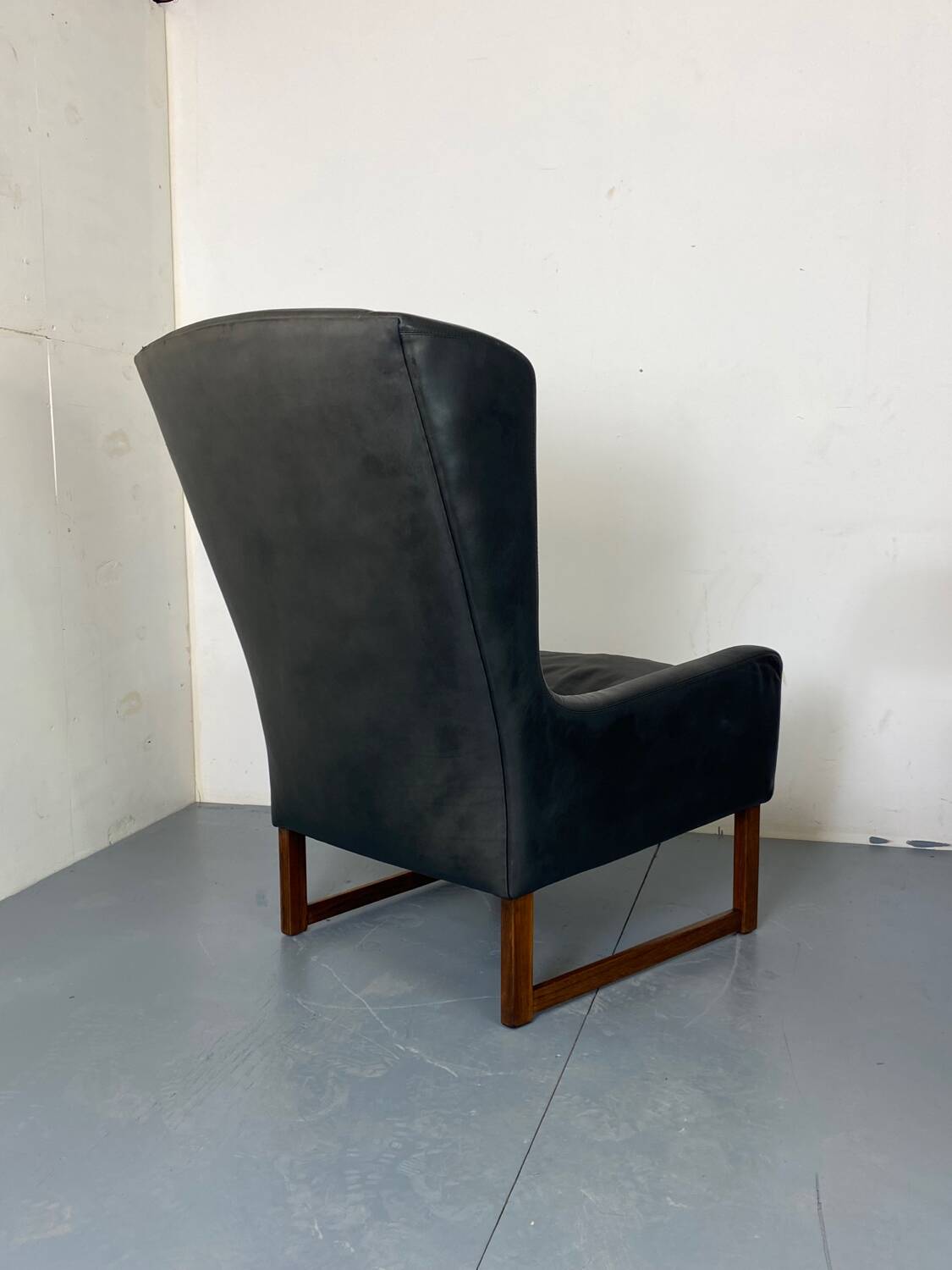 Fauteuil vintage à dossier à oreilles en cuir noir par Rudolf Glatzel pour Kill, 1960
