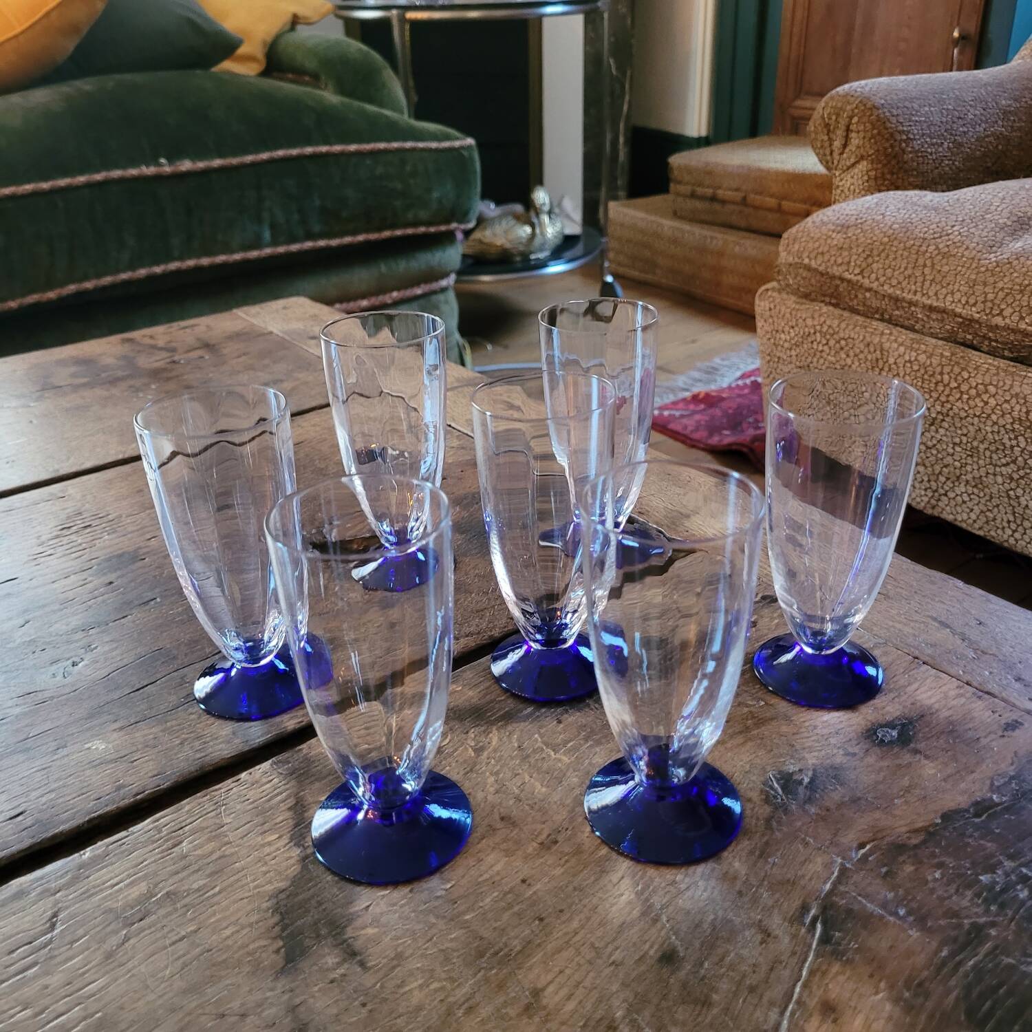 7 flûtes à champagne facettées – pied bleu cobalt – années 70