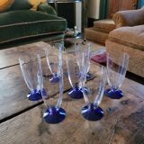 7 flûtes à champagne facettées – pied bleu cobalt – années 70
