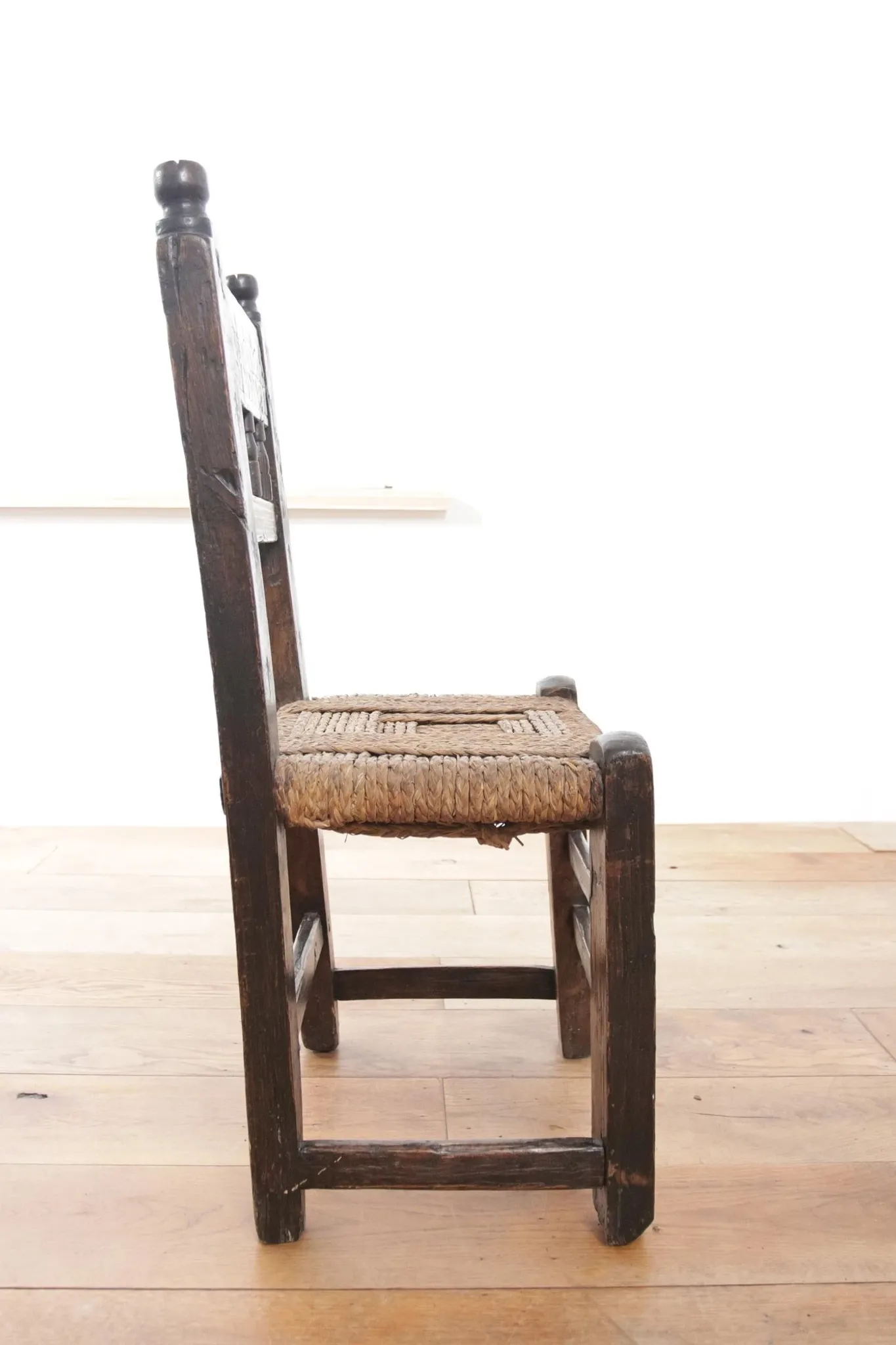 17th-century farmhouse chair with carved motifs – wabi sabi