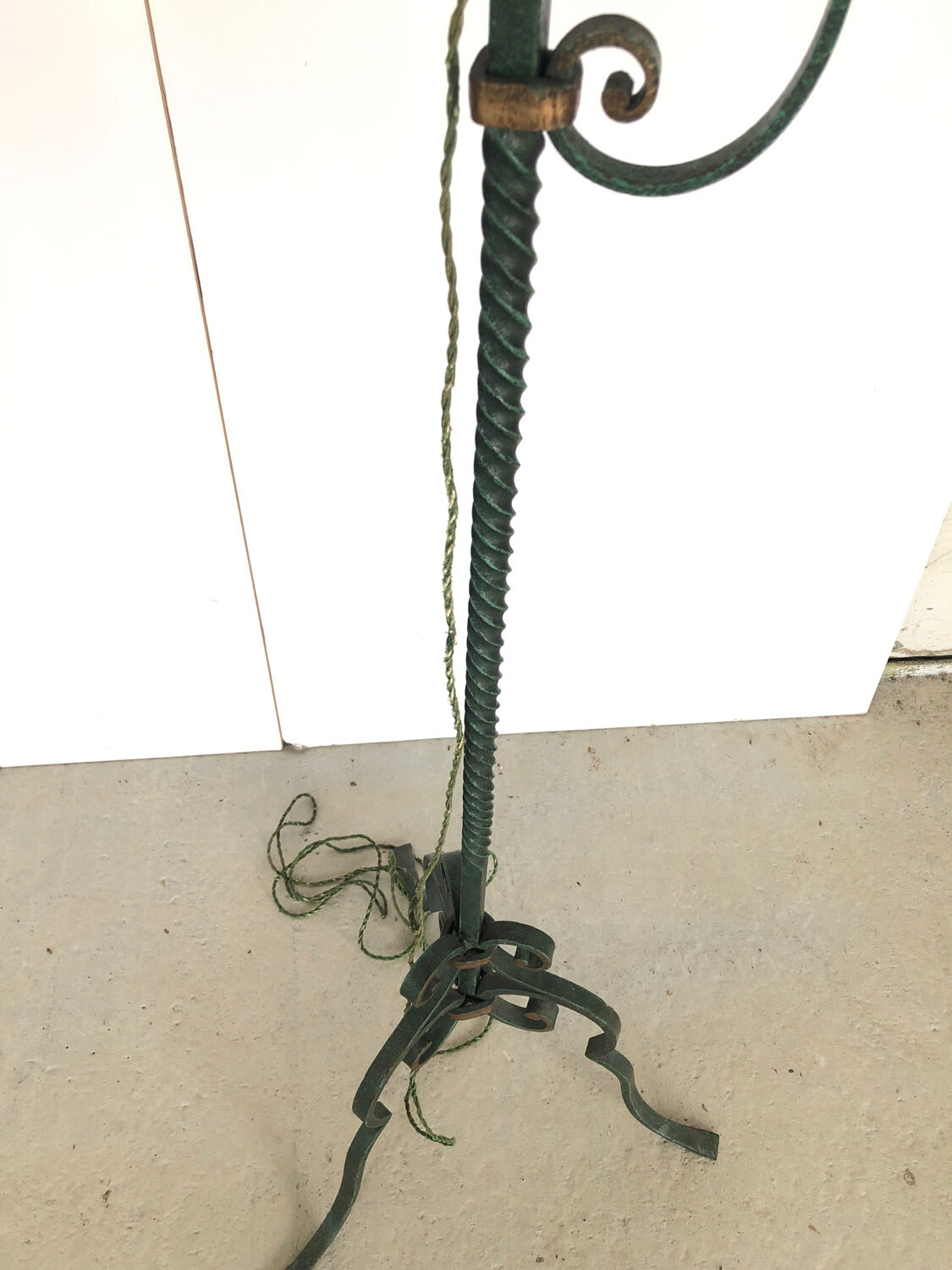 Lampadaire en fer forgé vert et doré vintage année 50