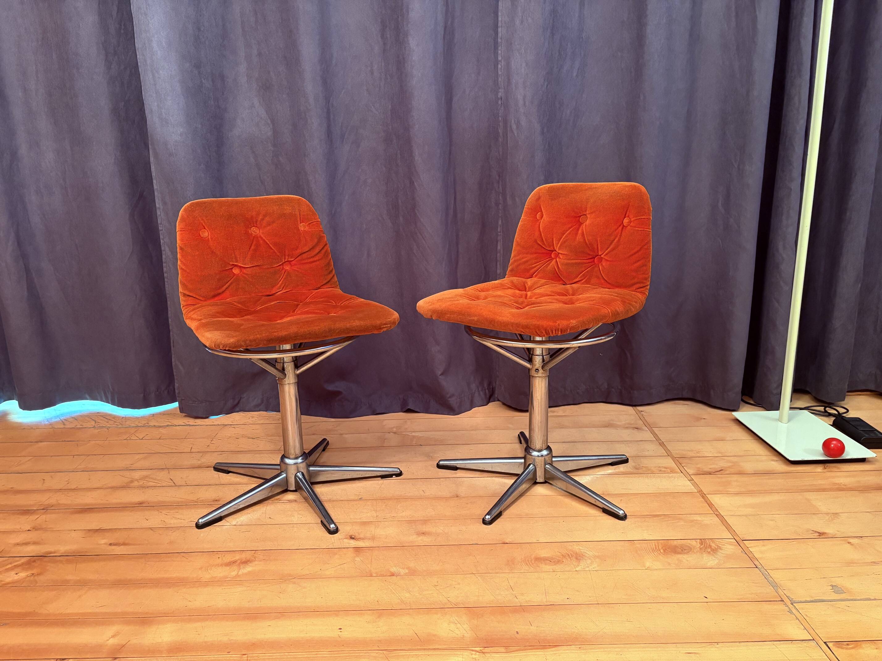 Paire de chaises pivotantes, années 1960