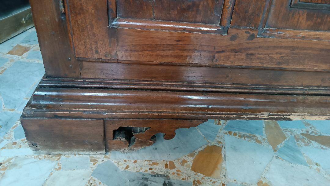 Grand Buffet Antique Du 17ème Siècle En Noyer Du Nord De l'Italie