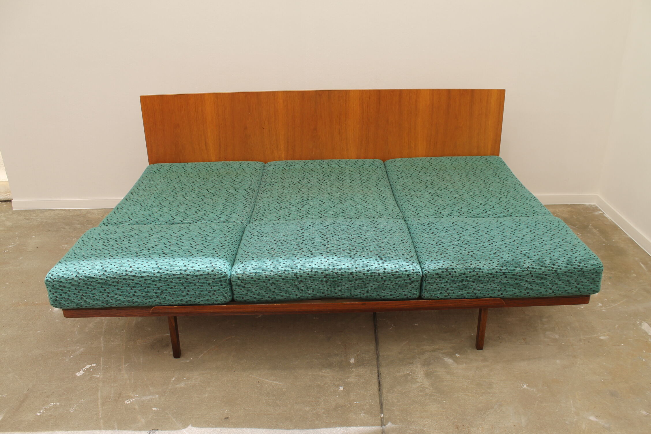 Mid century sofabed in walnut by jindrich halabala for up zavody, 1950´s