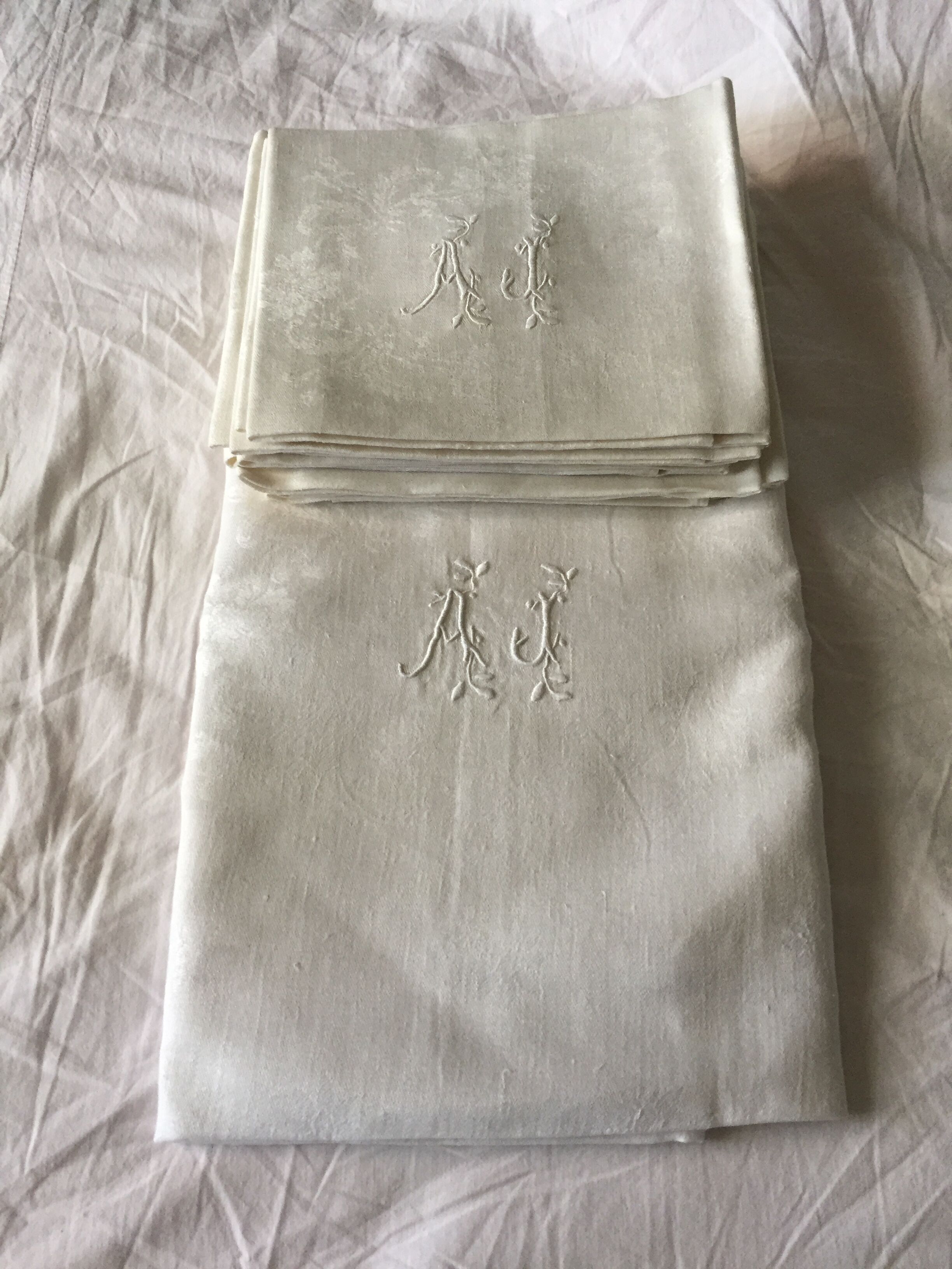 All tablecloth and napkins monogramee