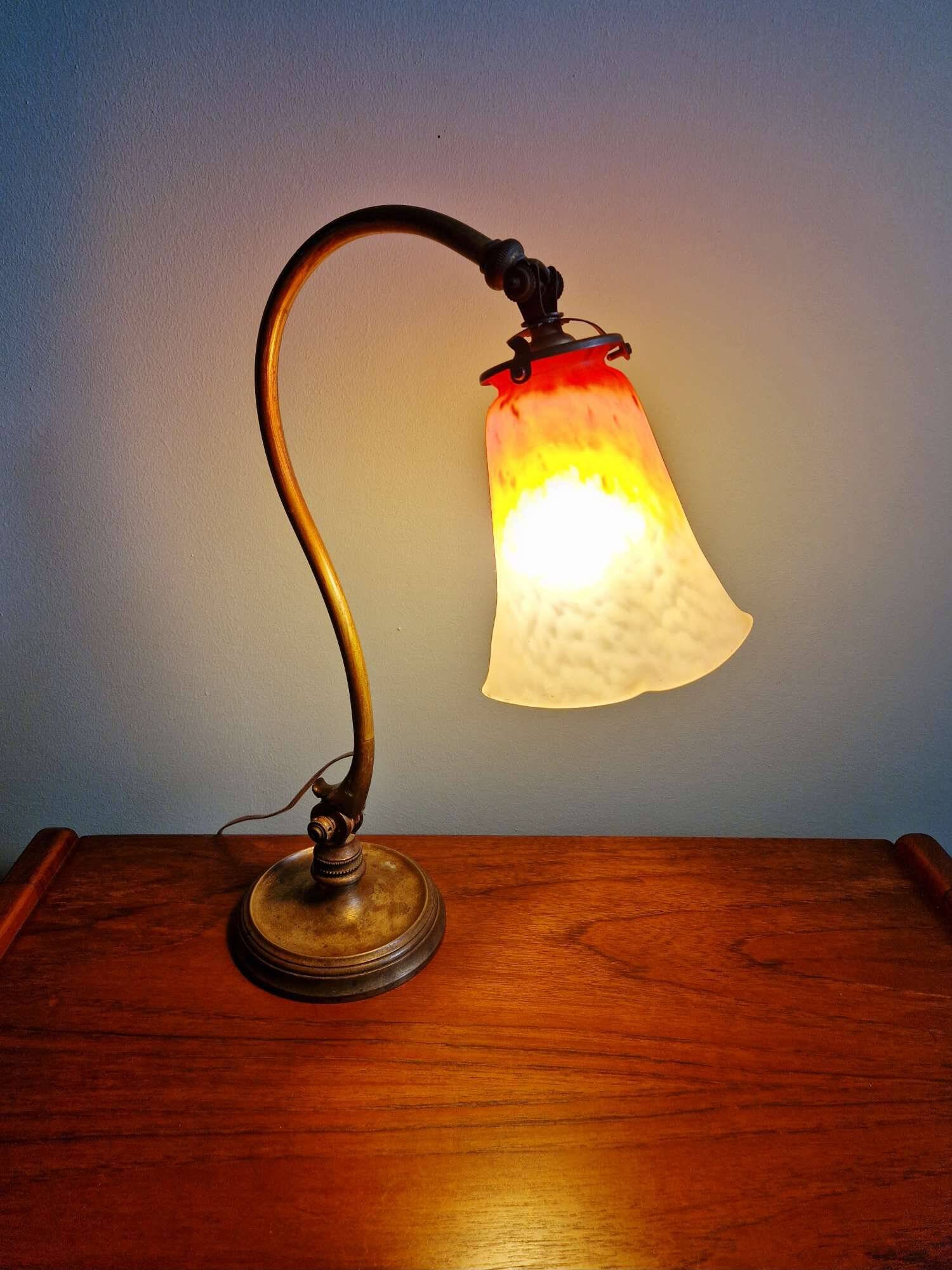 Lampe de bureau art déco en bronze et tulipe signée Schneider, années 1920