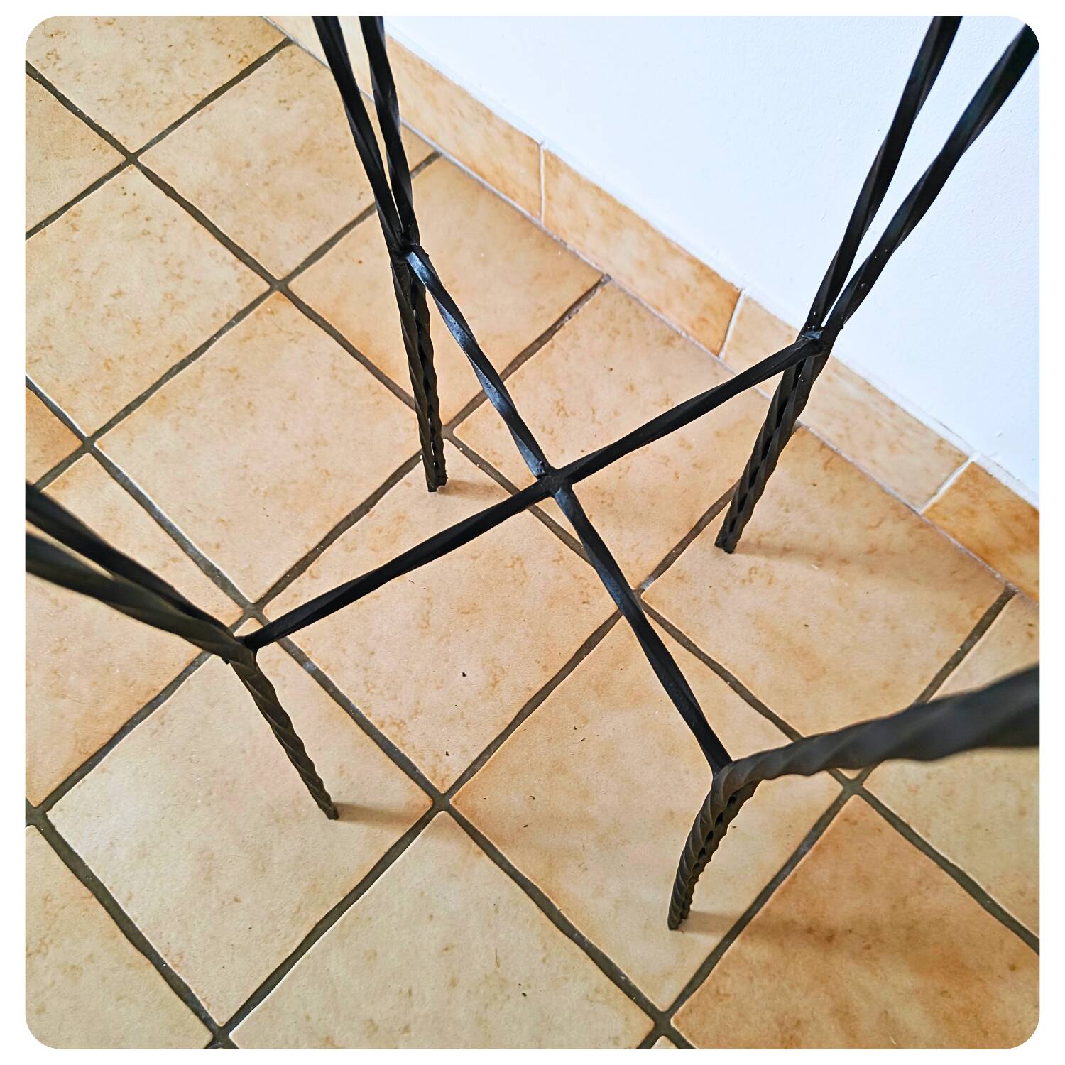 Sellette carrée en métal perforé noir attribuée à Mathieu Matégot