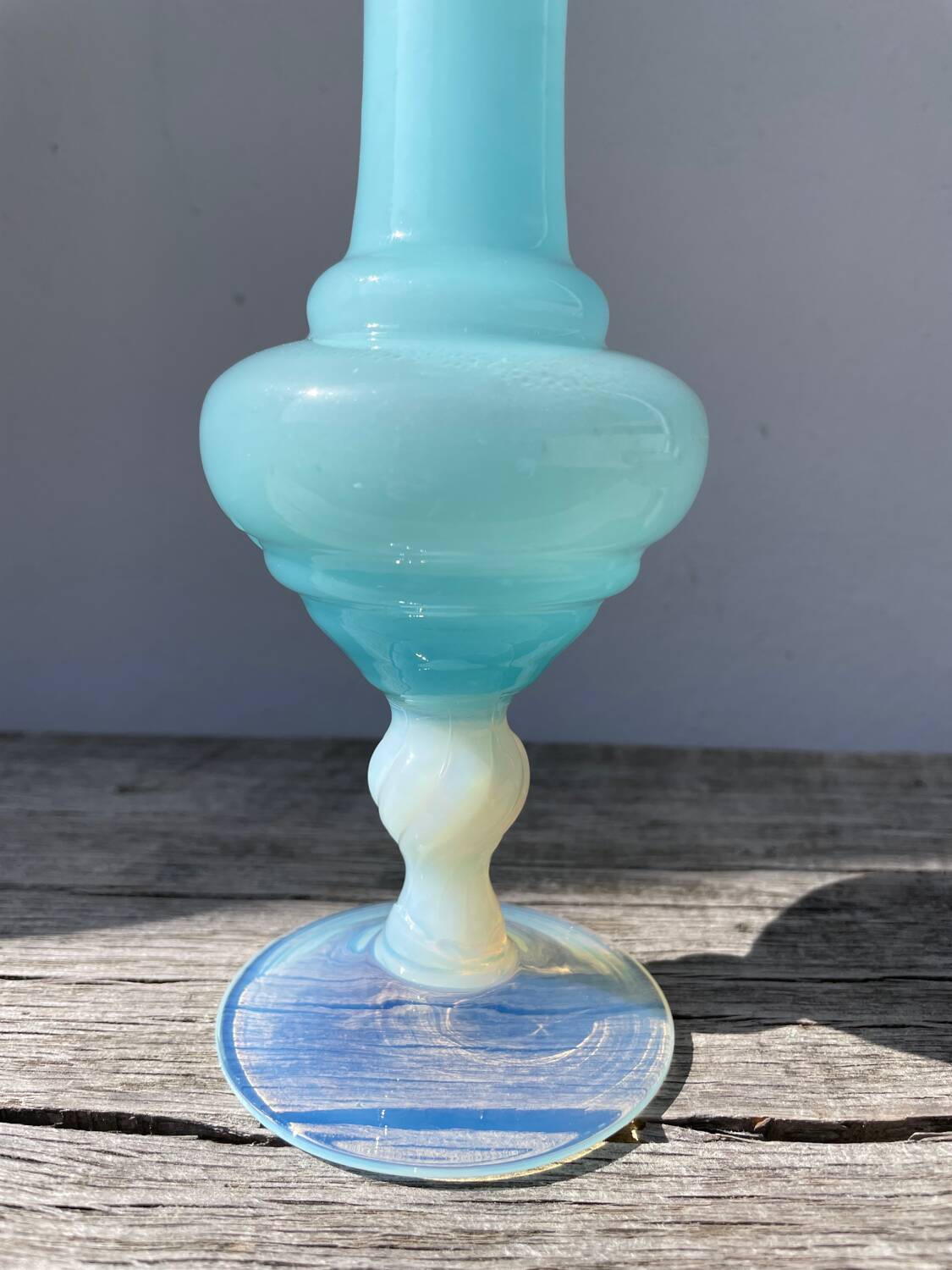 Vase romantique en opaline bleu