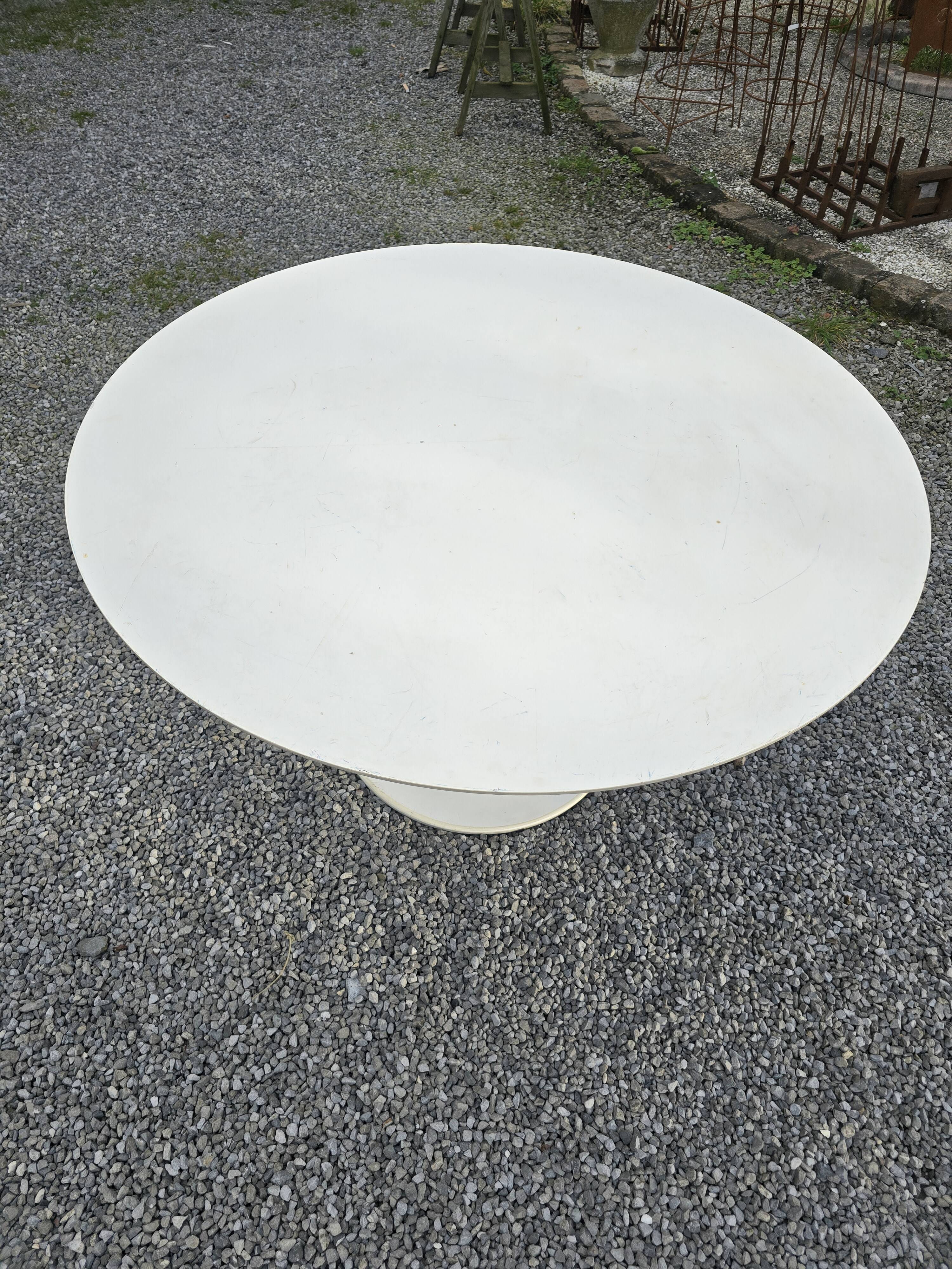 Tulip foot table from the 70s, 120cms in diameter