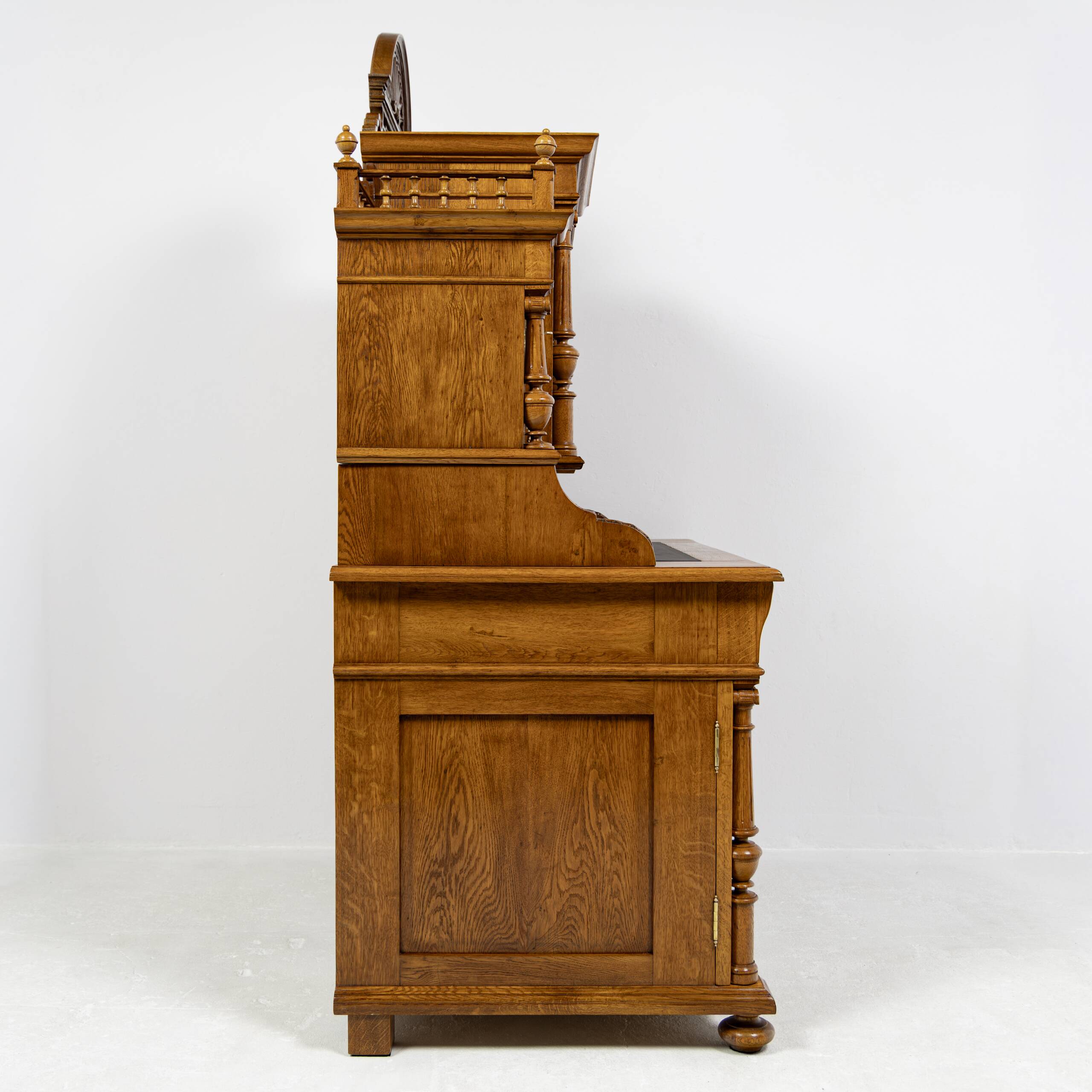Grand Neo-Renaissance ministerial desk with steps in oak - circa 1880-1890