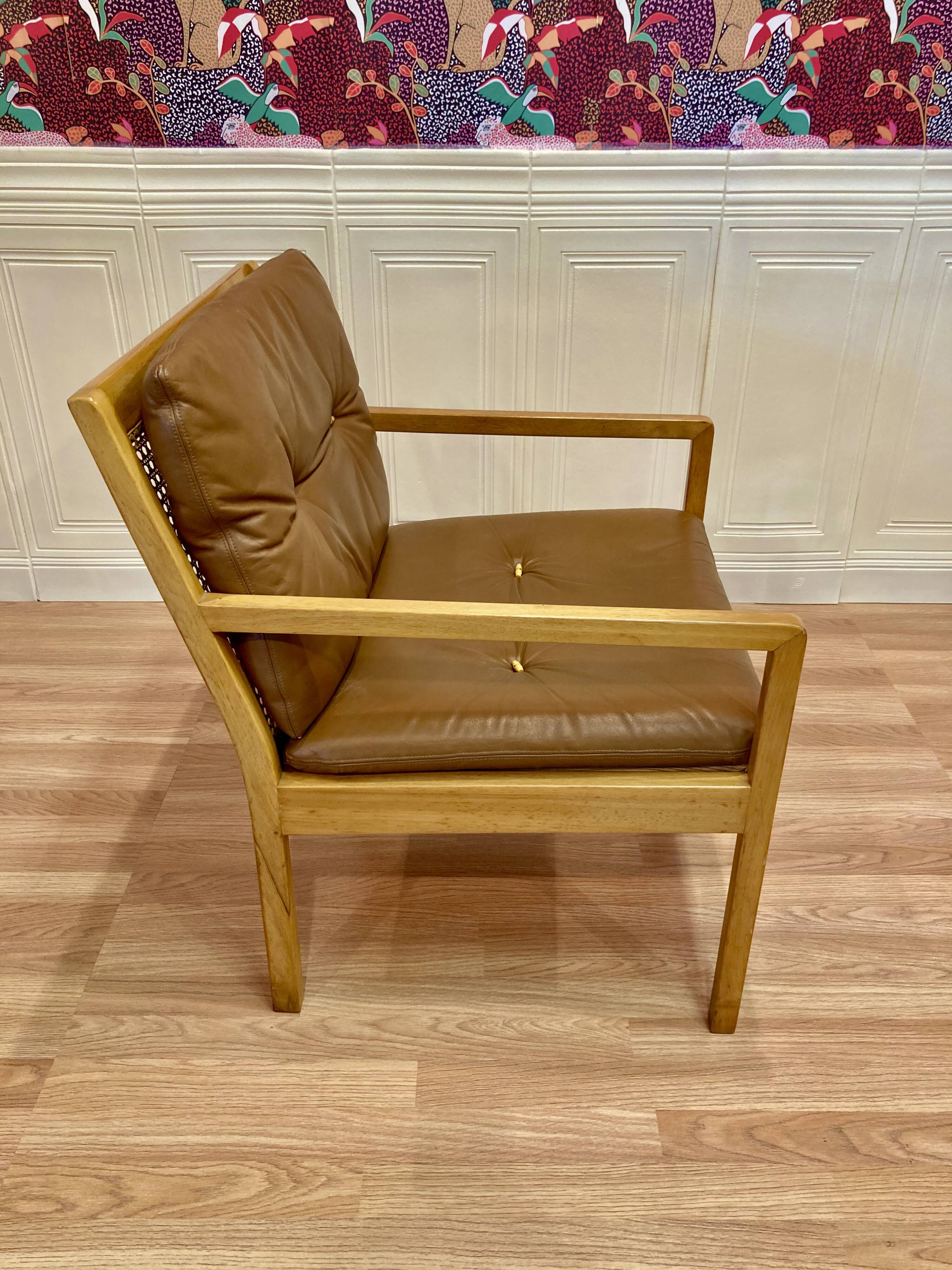 Fauteuil cuir design scandinave "Bernt Petersen" 1960.