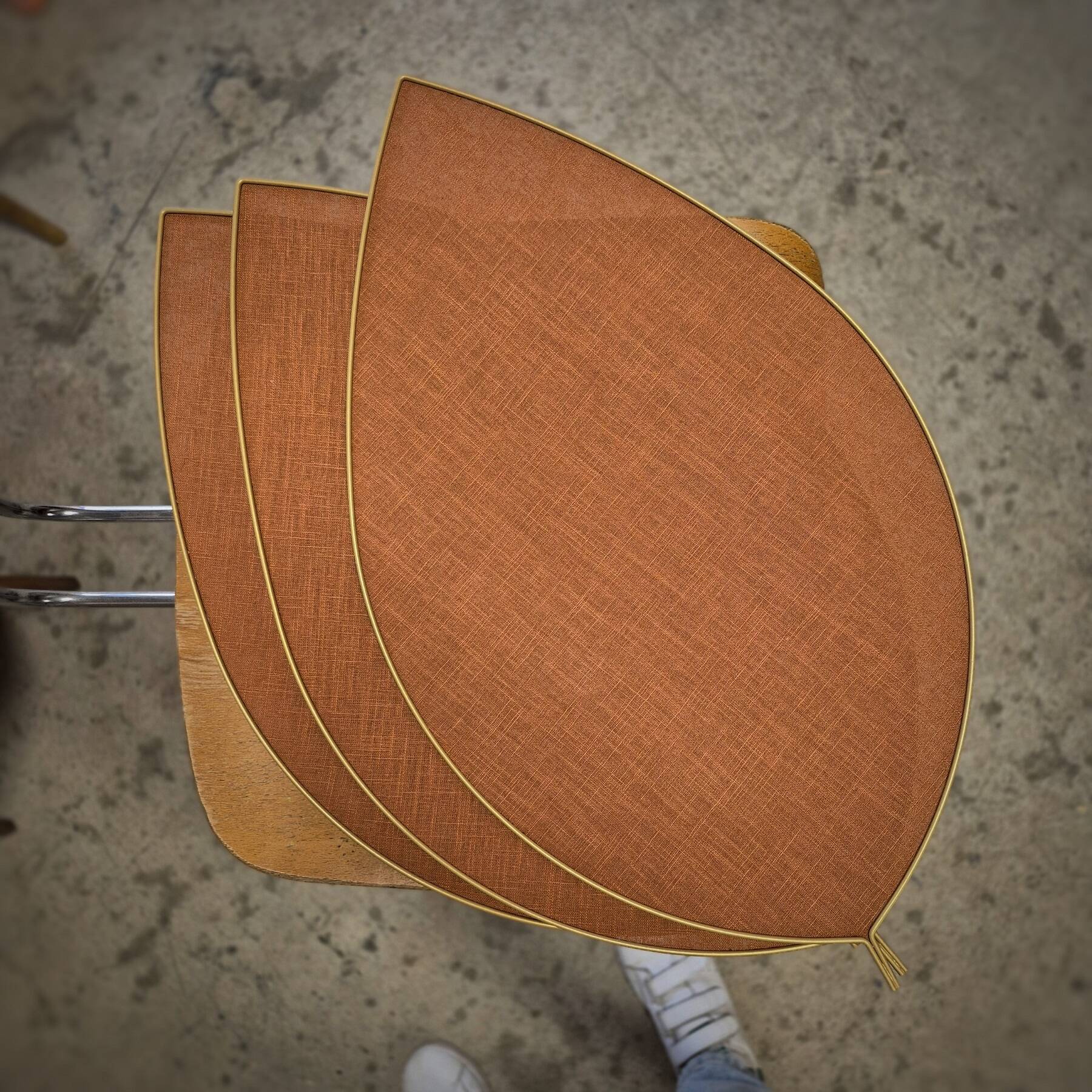 Aerial suspension, 3 petals in metal and white linen