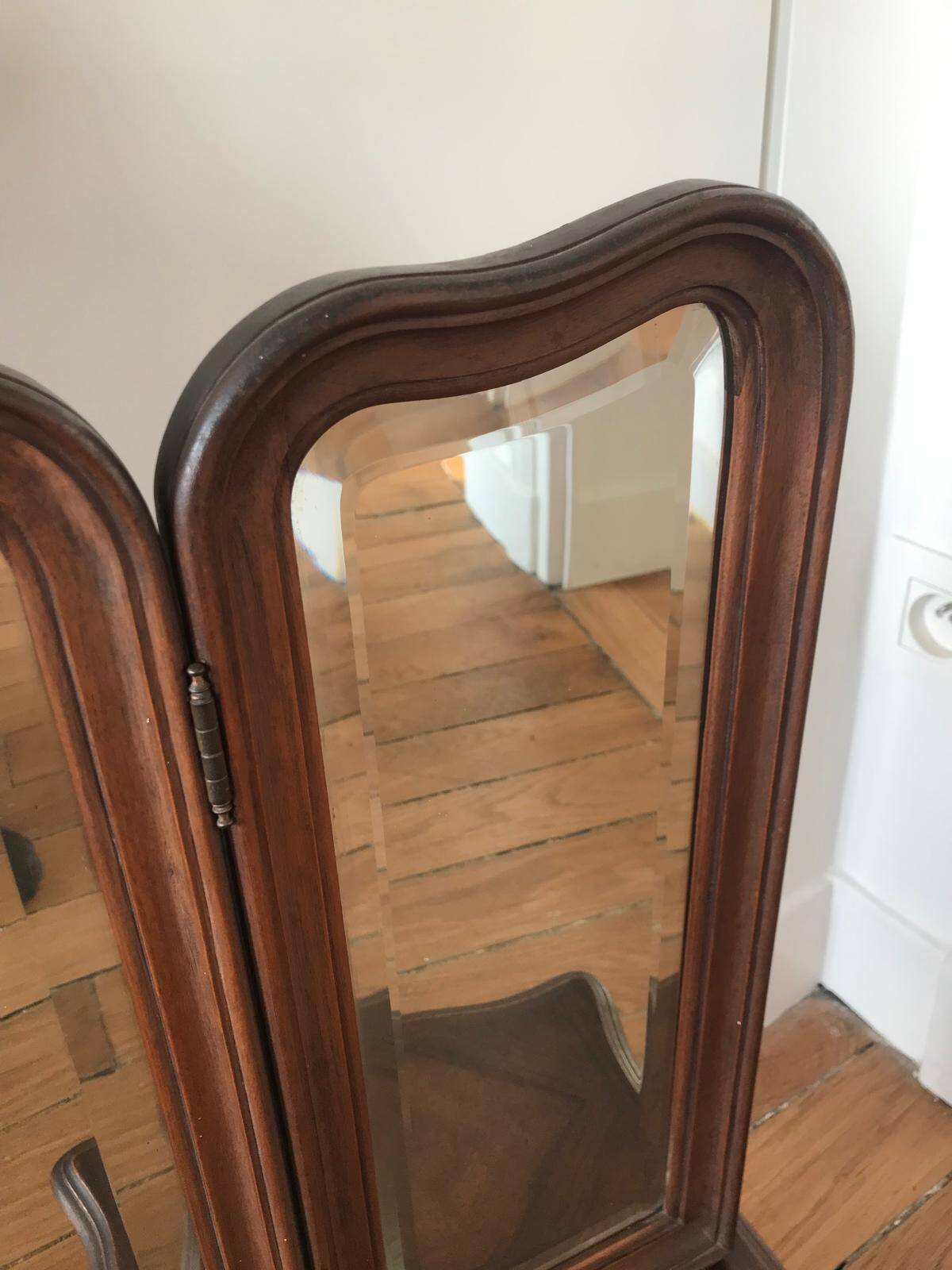 Triptych mirror dressing table