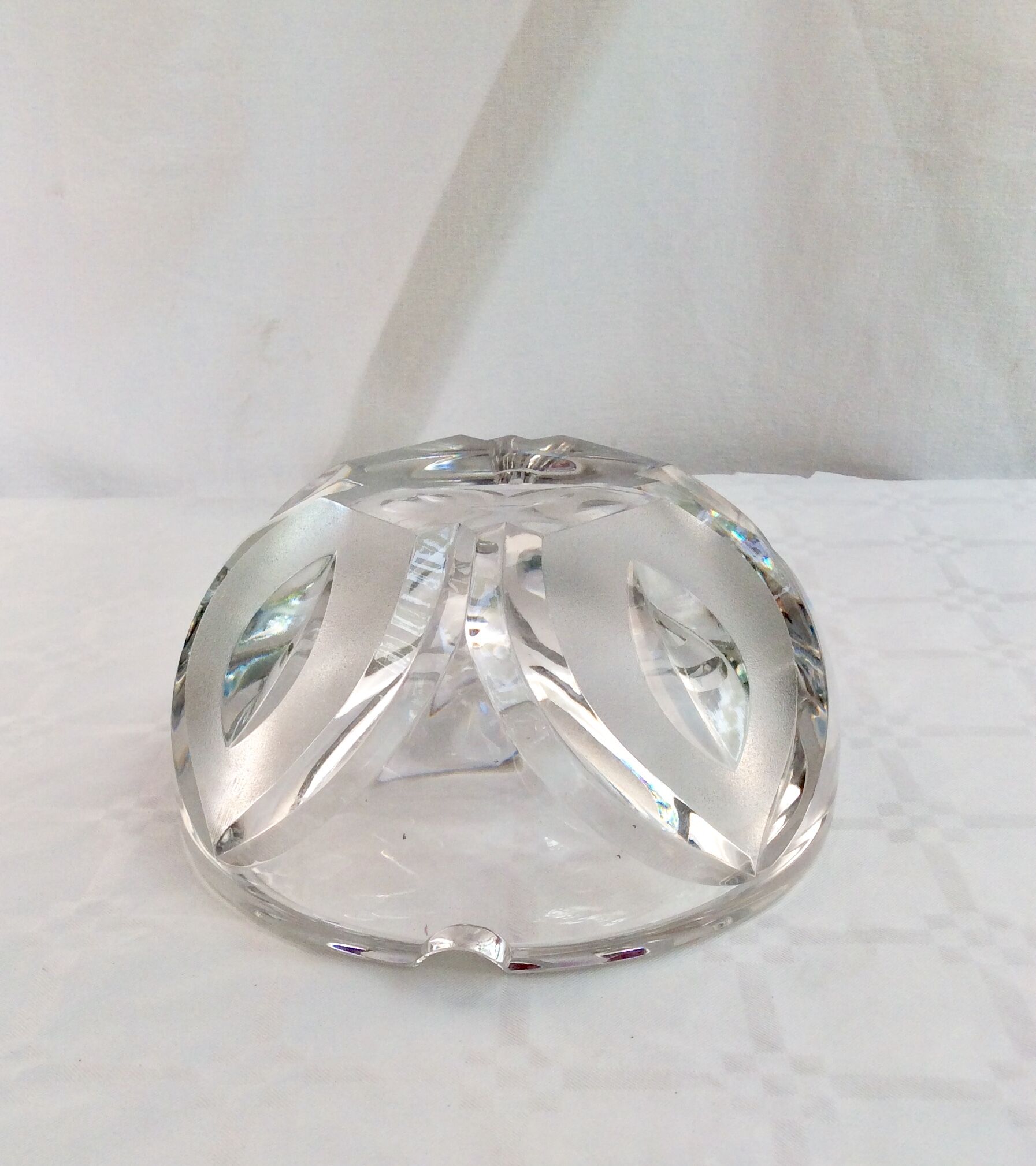 Round cut crystal ashtray signed dimension: height -8cm- diameter -16cm-