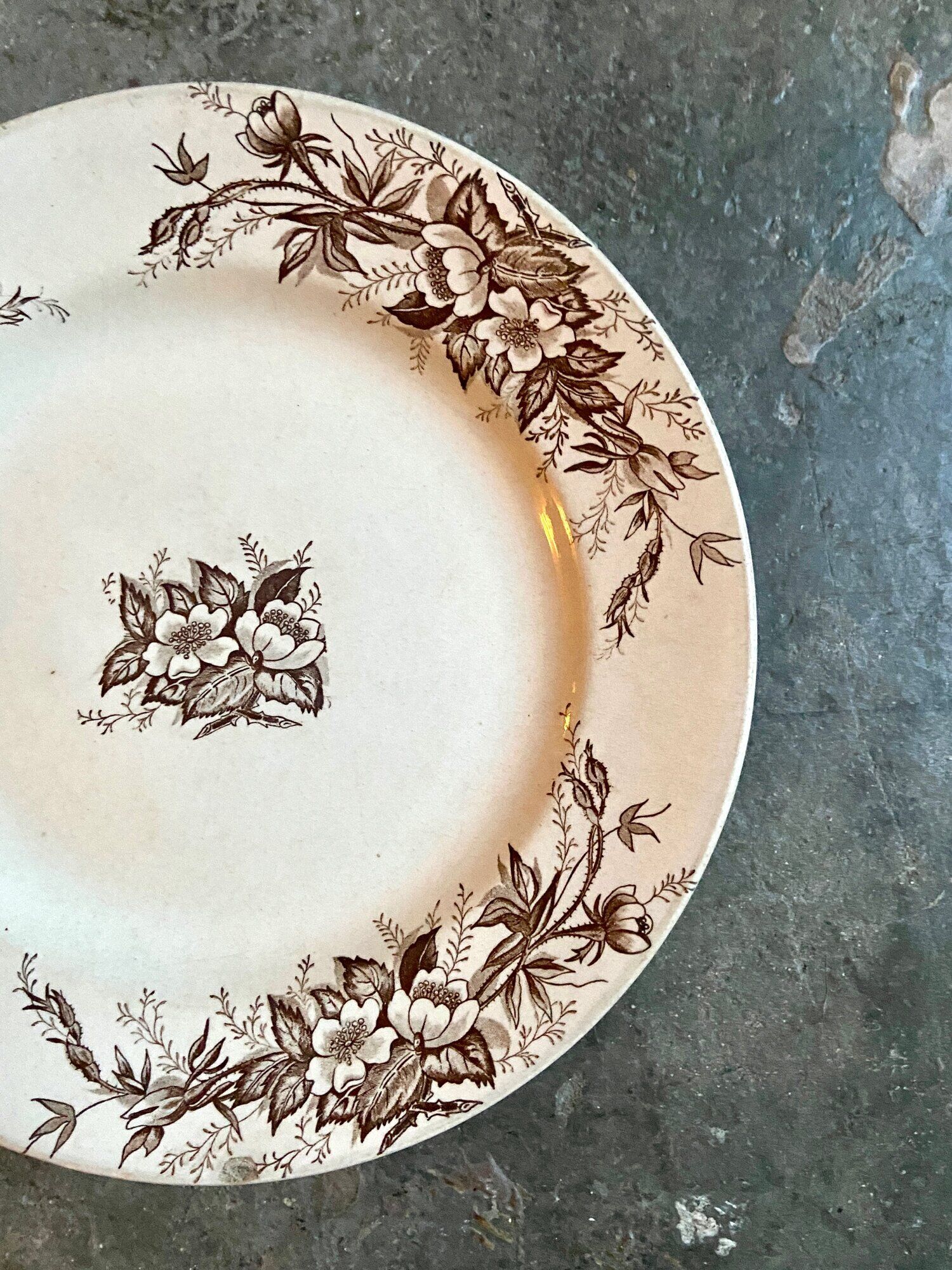 Round plate in iron earth HB & Cie