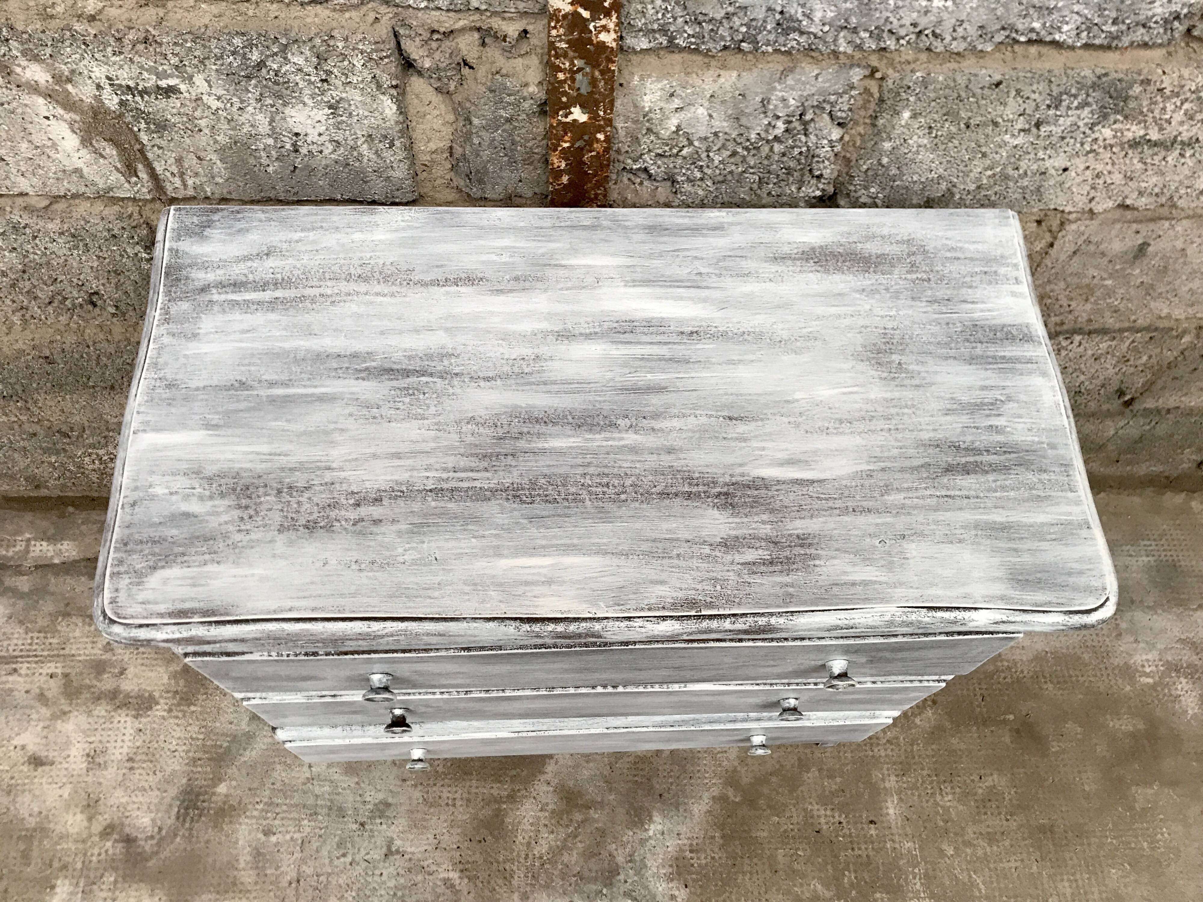 Commode en bois blanche et grise patinée vintage années 70
