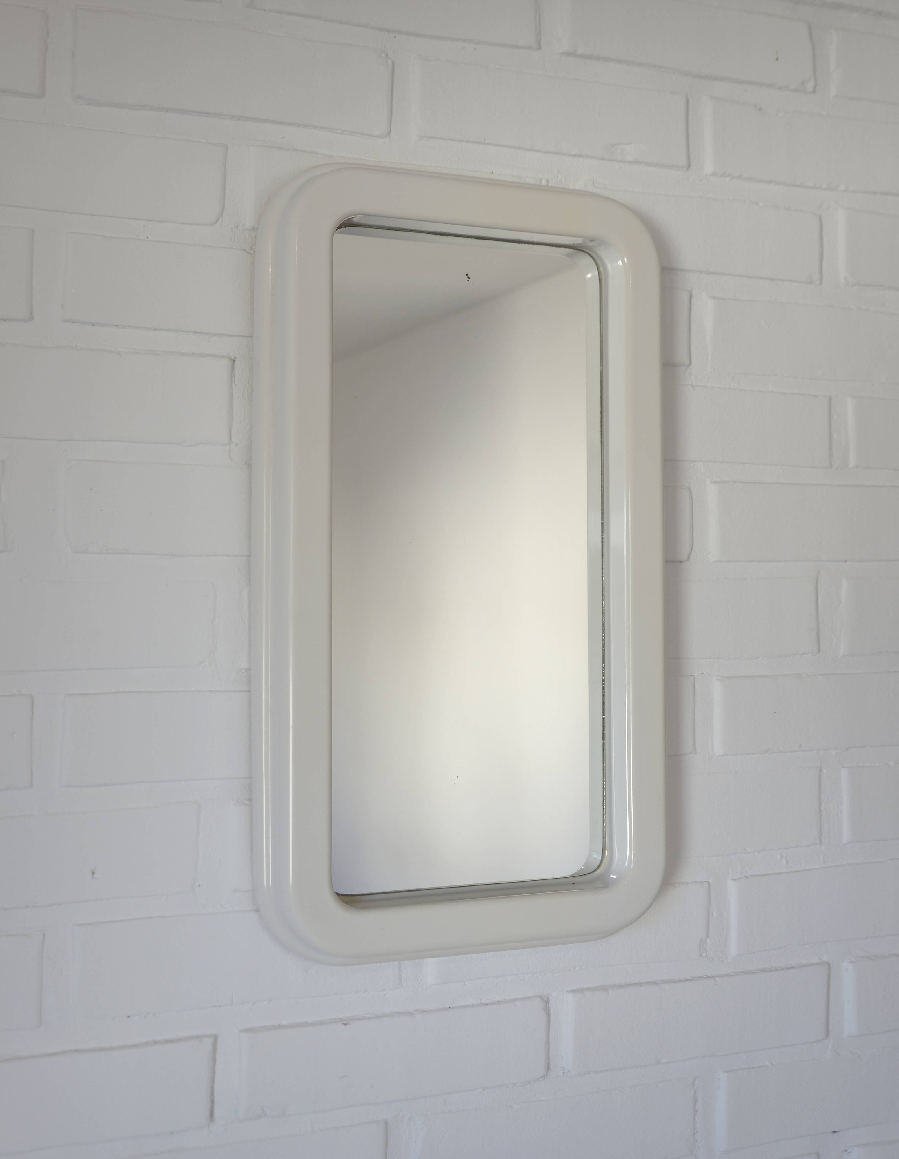 Miroir mural en plastique blanc style Space Age vintage Mid-Century Modern (MCM), Yougoslavie, années 1970