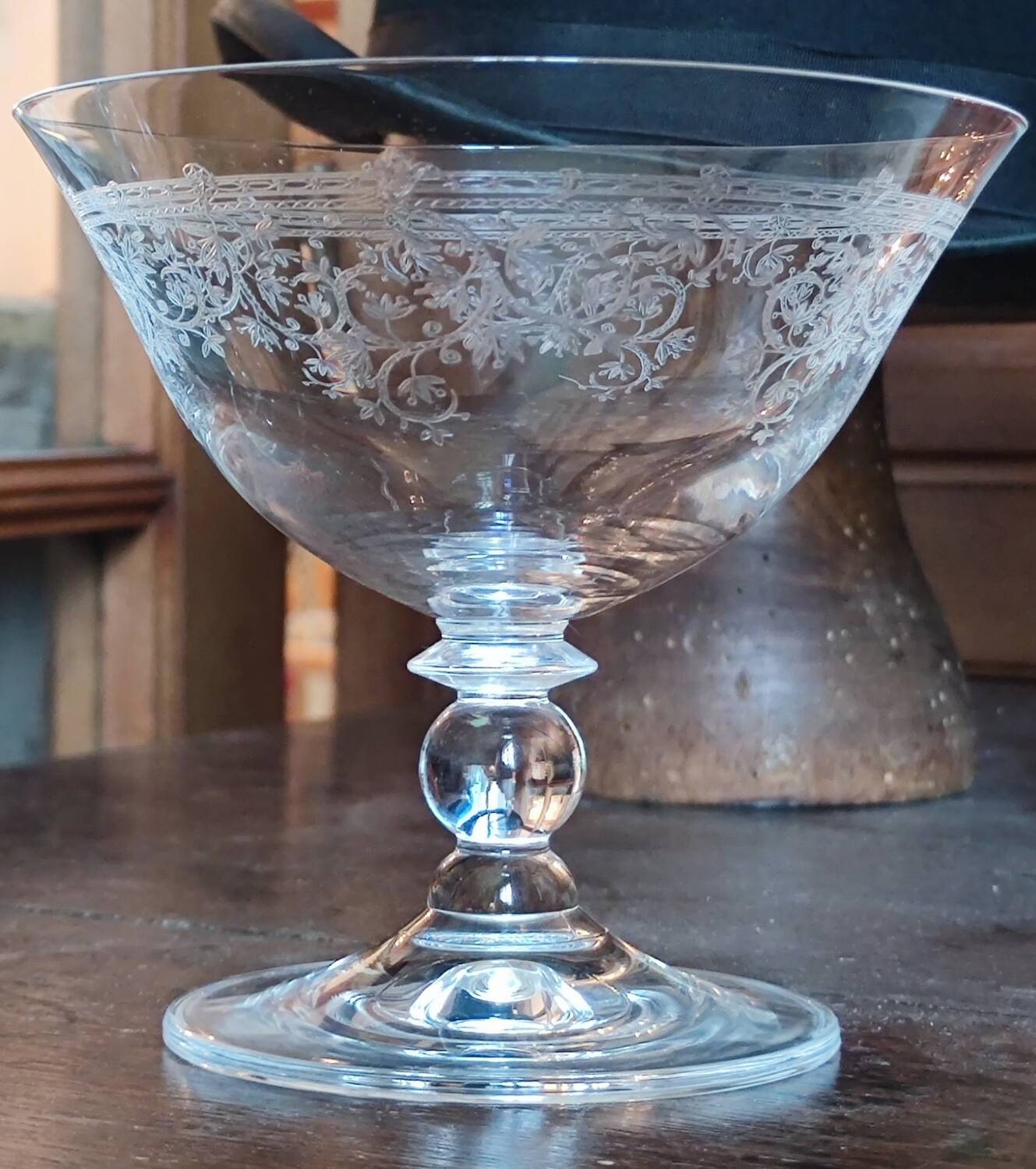 Anciennes coupes à champagne XL décor ciselé