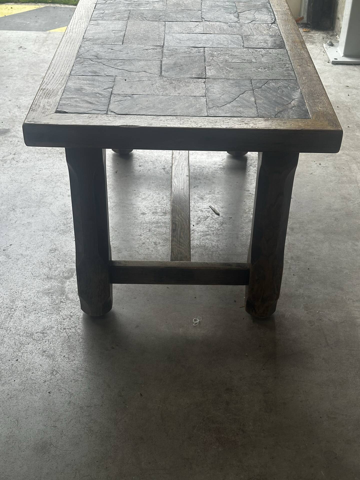 Table basse en chêne et ardoise – années 60-70