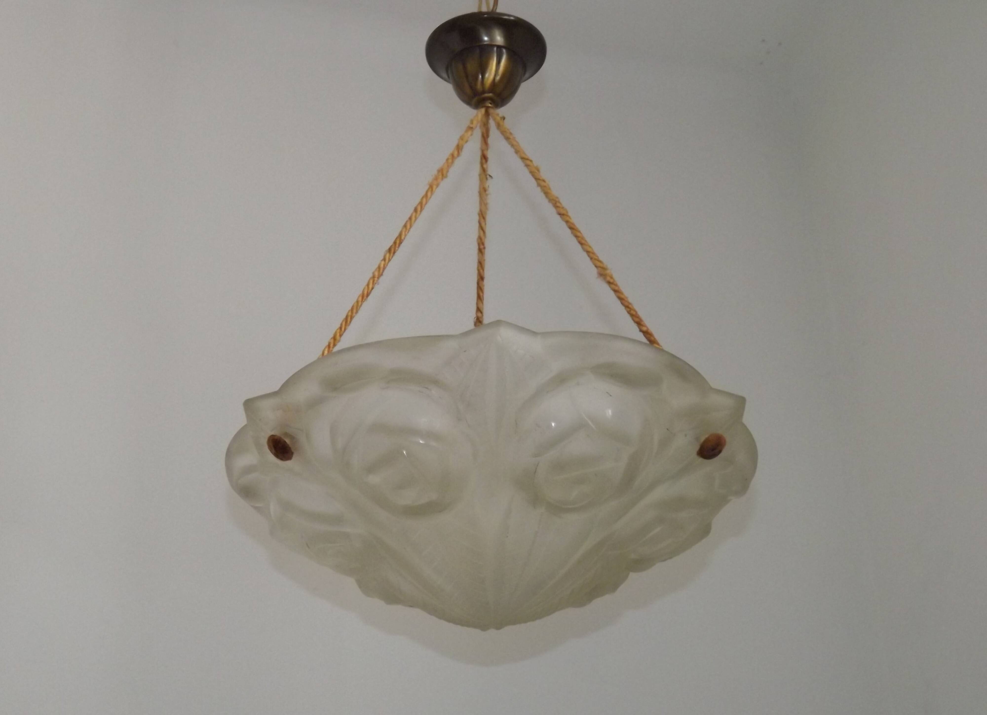 Plafonnier en verre Art Déco à décor de roses par Degué, vers 1930