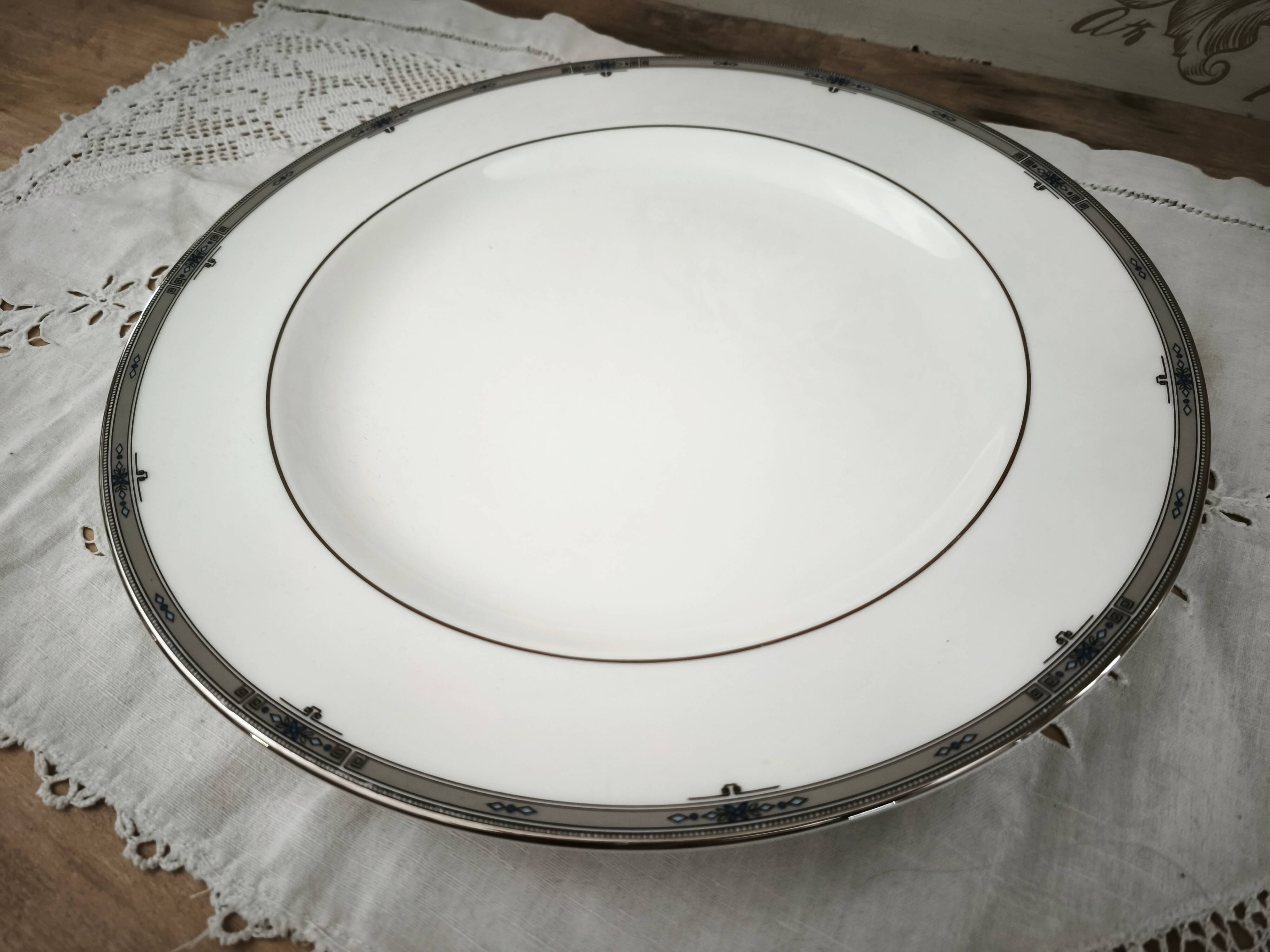 Large round plate in English porcelain Wedgwood model Amherst.