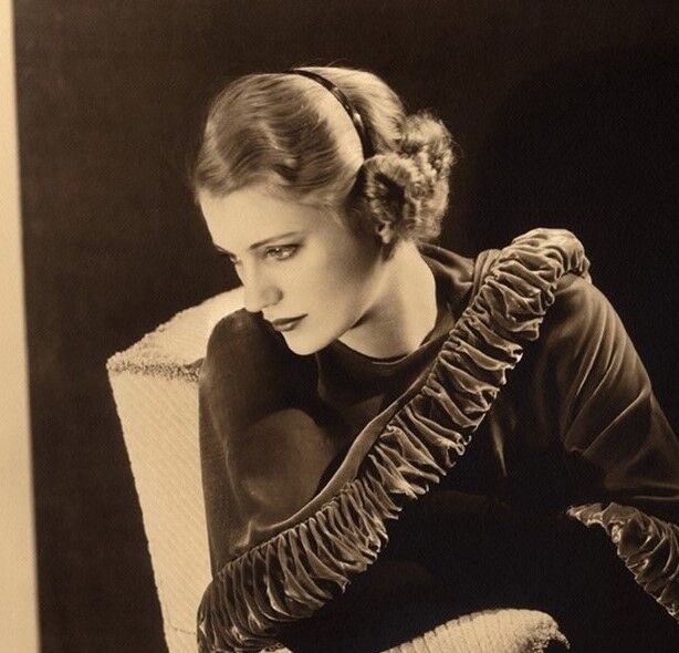 Photography, "Lee Miller, self-portrait", Paris, 1929 / 15 x 20 cm / sepia