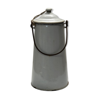 Pot a lait en tôle émaillée