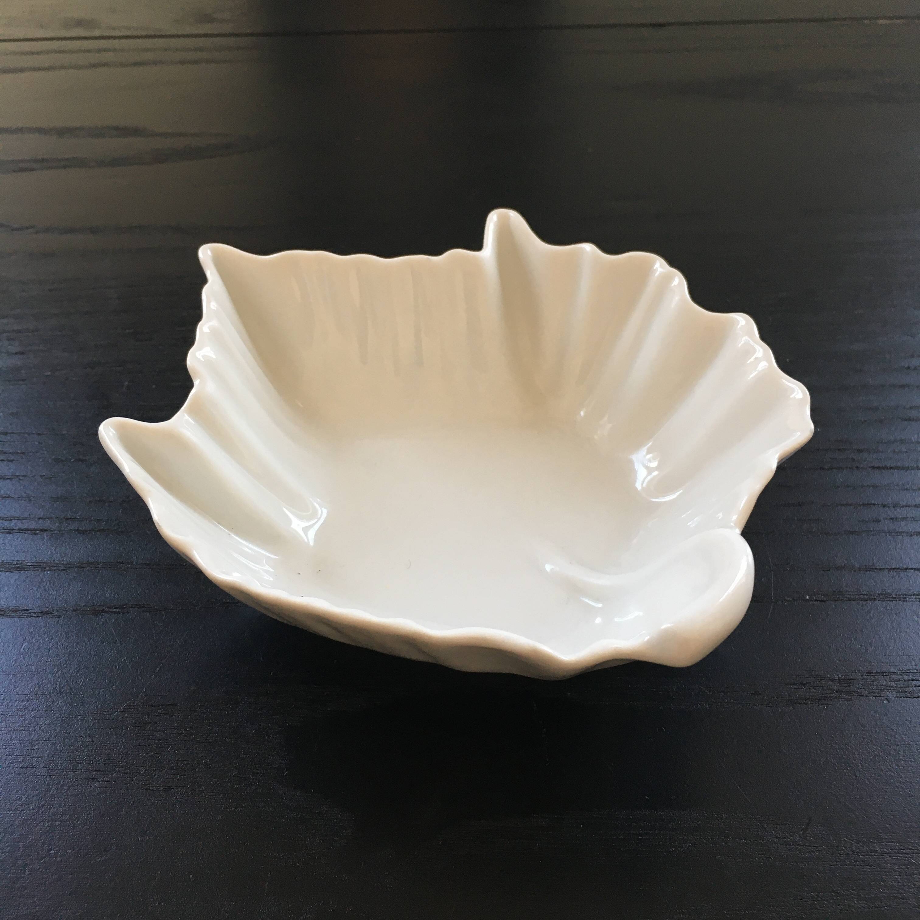 Porcelain leaf emptier