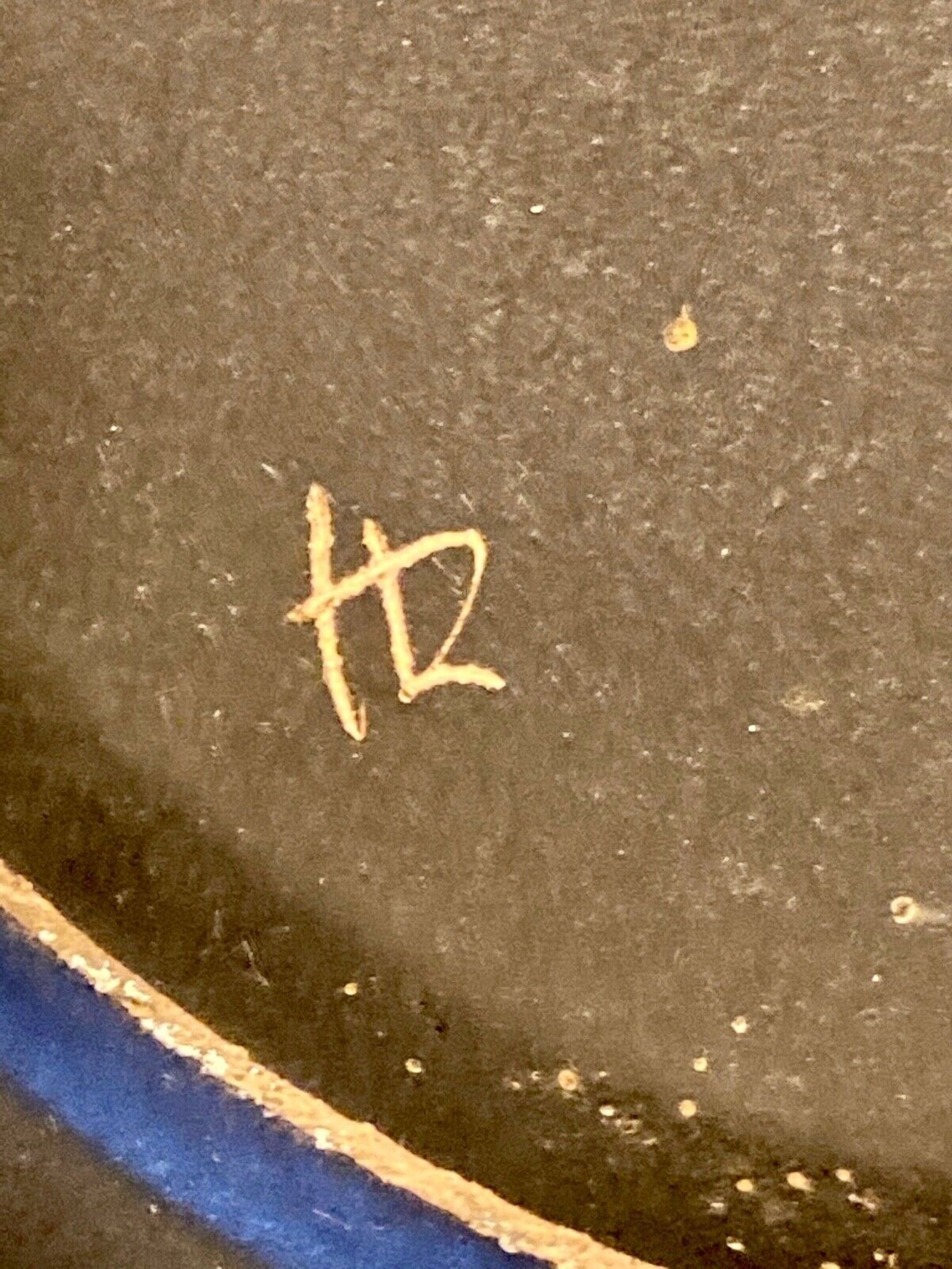 Assiette en céramique, décor de fleur, monogramme a identifier au verso