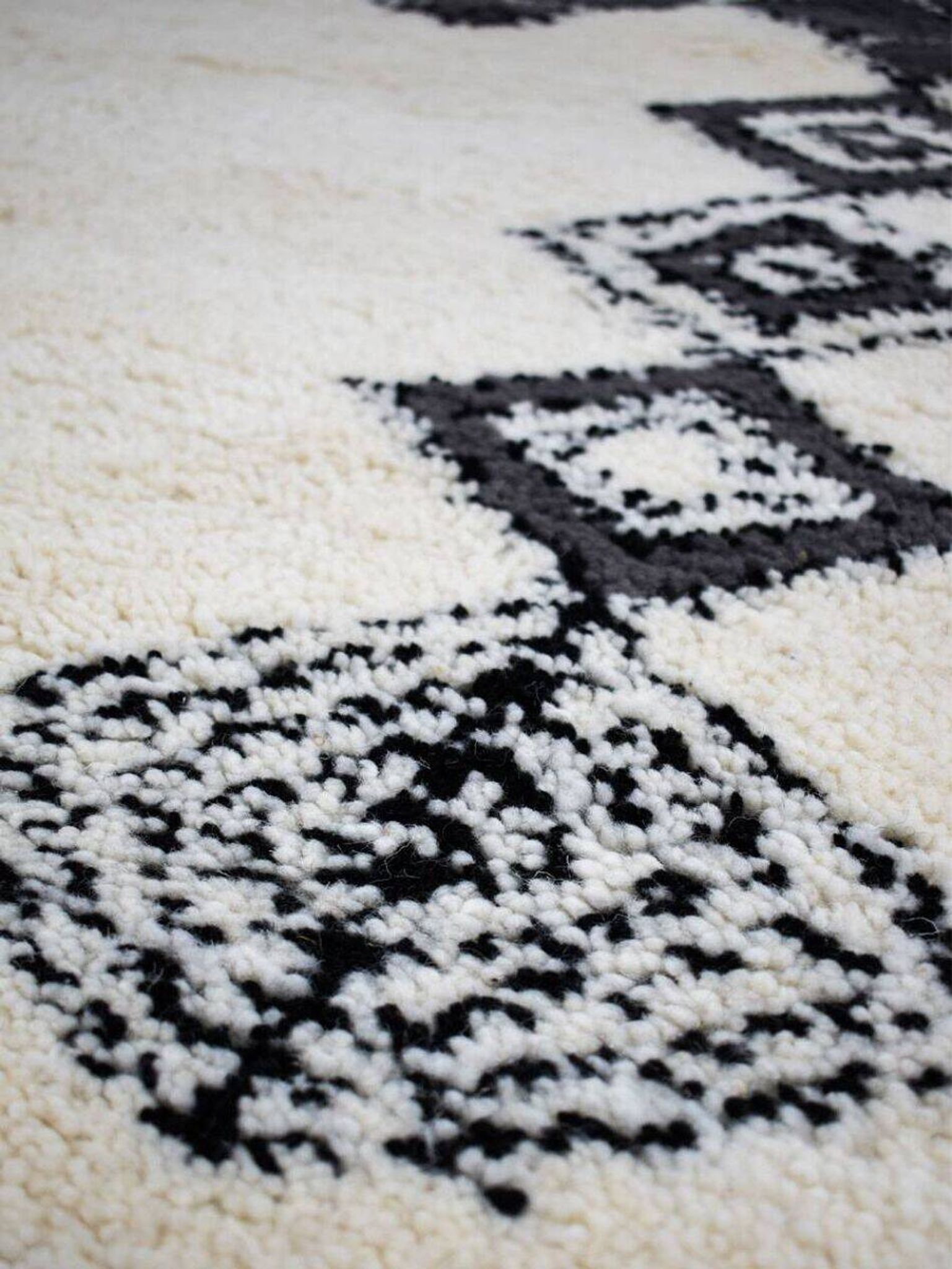 White handmade traditional wool rug 300/200cm
